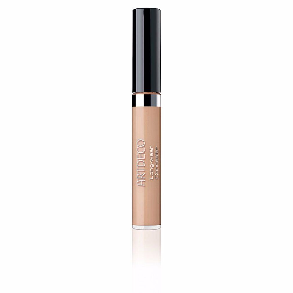 Beige Concealer-Fläschchen. Aufschrift: Artdeco Long-Wear Concealer. Schwarzer Deckel, silberner Ring.