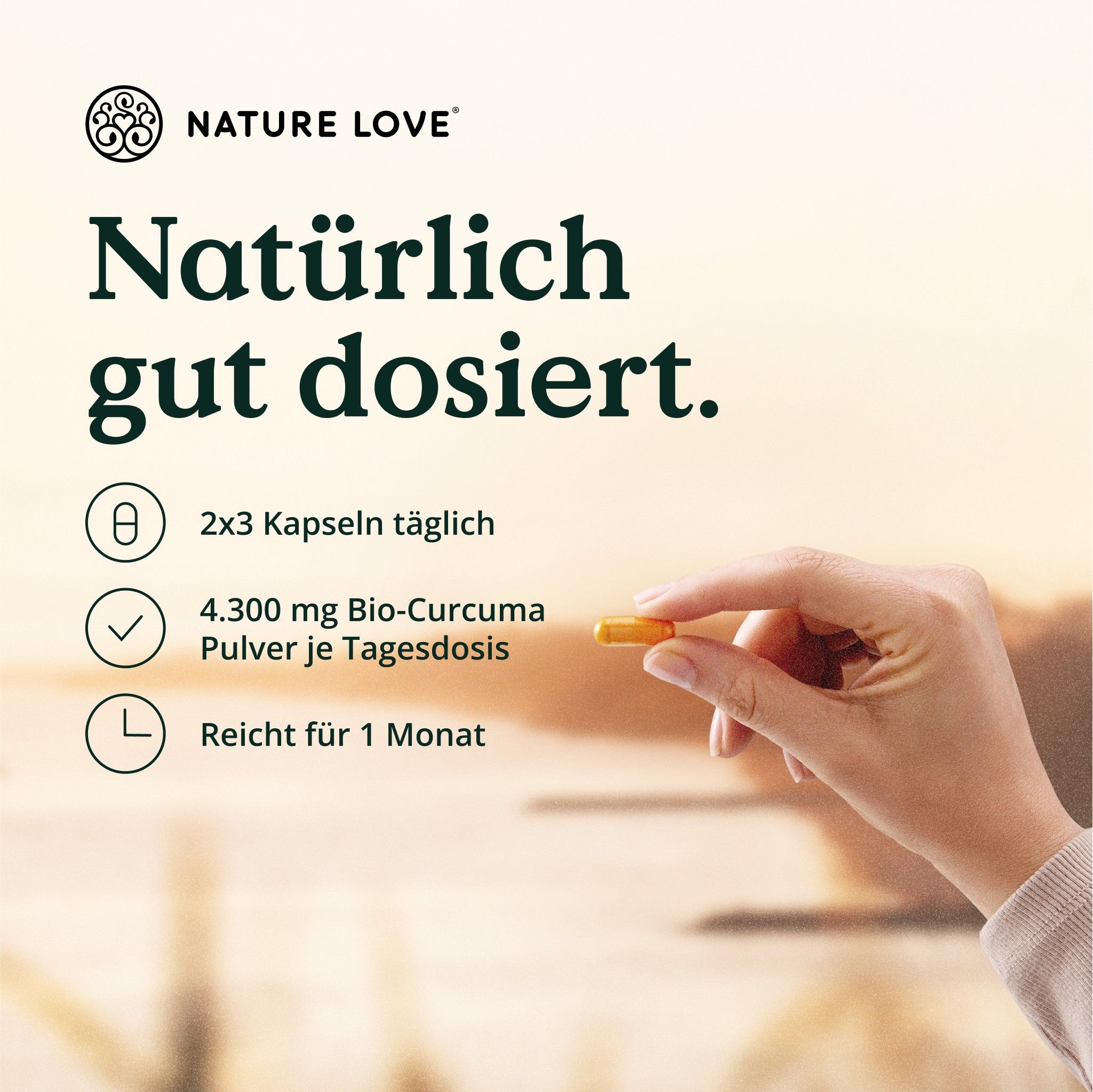 Hand hält eine Kapsel. Text: Natürlich gut dosiert. 2x3 Kapseln täglich. 4.300 mg Bio-Curcuma Pulver je Tagesdosis. Reicht für 1 Monat.