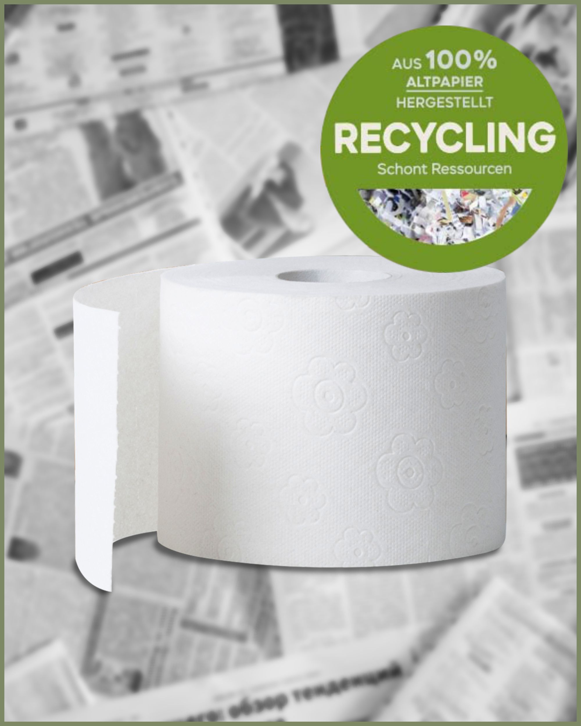 Weiße Toilettenpapierrolle mit floralem Muster. Aufschrift: Aus 100% Altpapier hergestellt. Grünes Recycling-Logo.