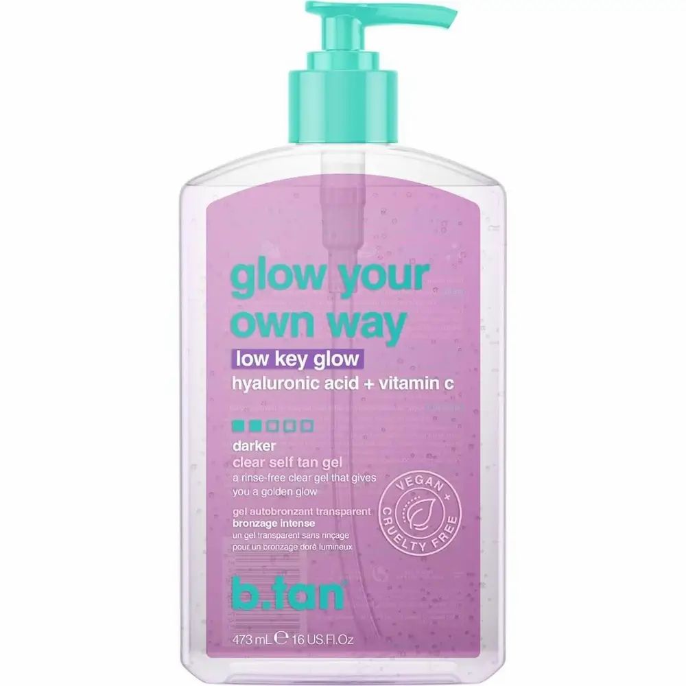 Transparente Flasche mit türkisfarbenem Pumpkopf. Aufschrift: glow your own way, low key glow, hyaluronic acid + vitamin c. Vegan-Siegel.