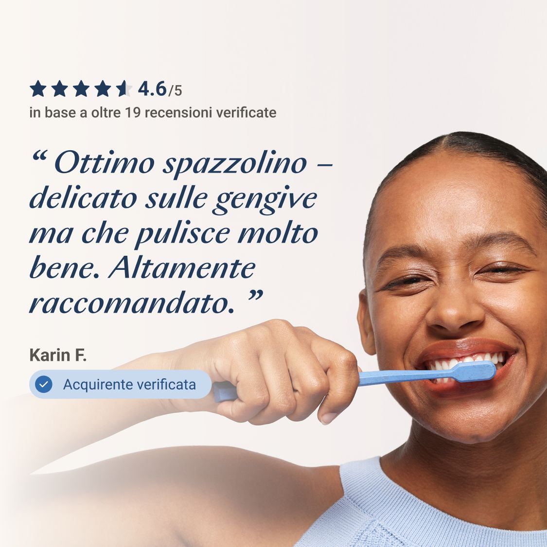 Donna si lava i denti con spazzolino blu. Testo: 4.6/5 stelle, Consigliato.