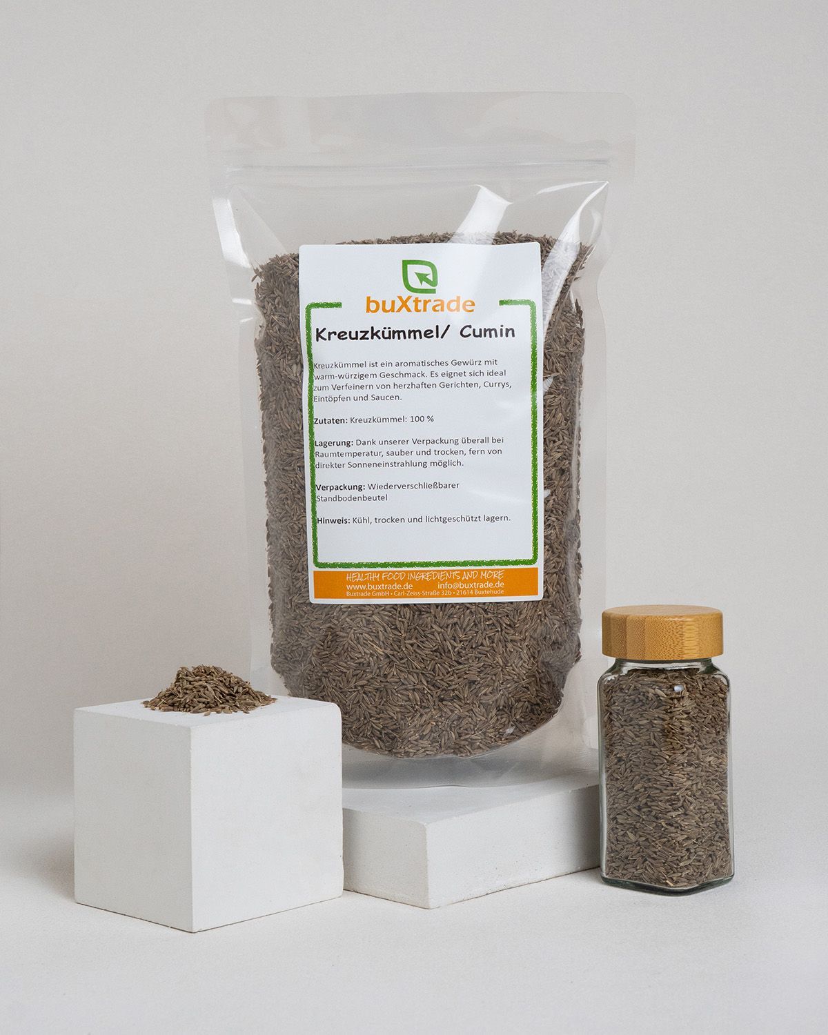 Ein Beutel Kreuzkümmelsamen mit einem Etikett, das 'buxtrade Kreuzkümmel/Cumin' angibt.