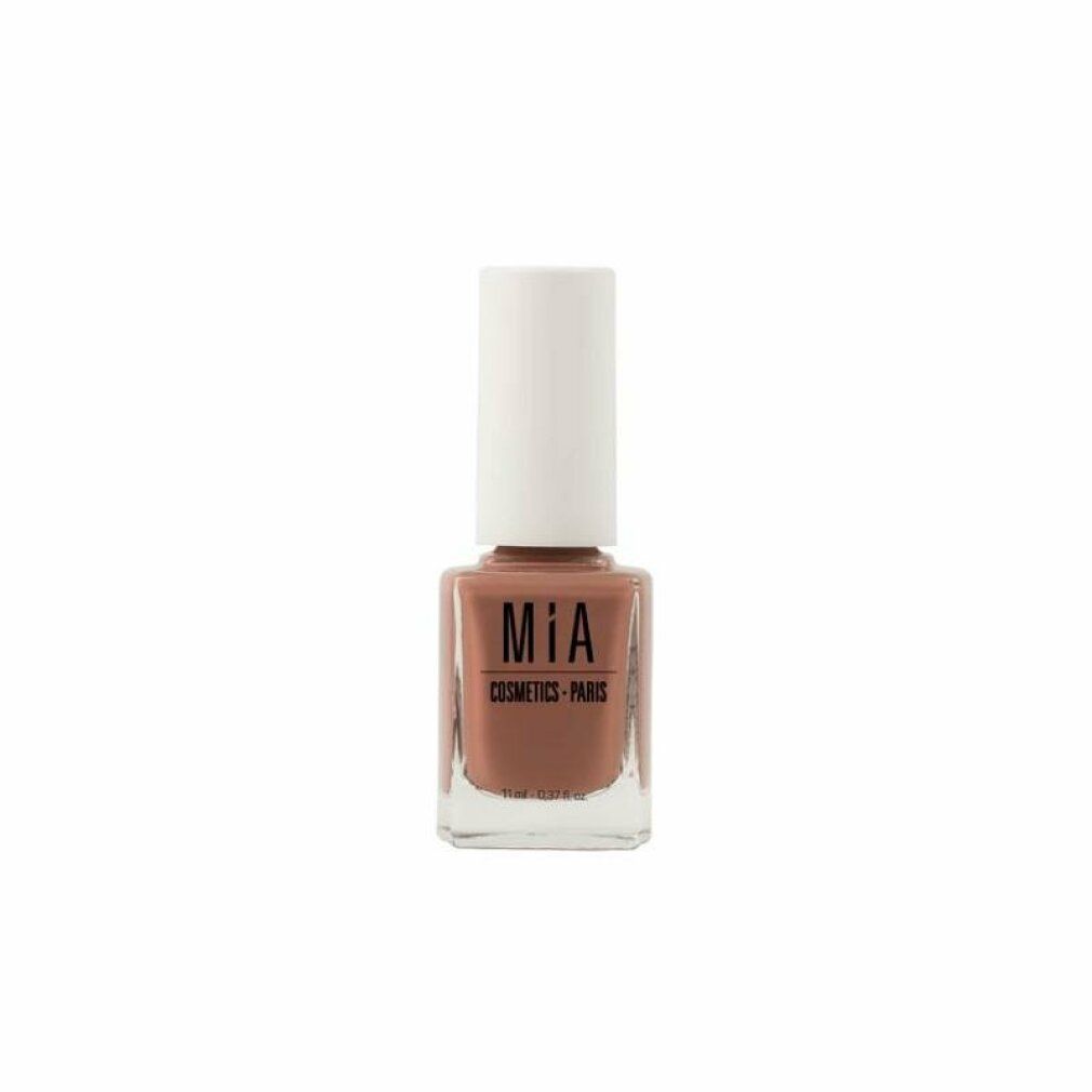 Nagellackflasche mit brauner Farbe und weißem Deckel. Aufschrift: mía Cosmetics - Paris.