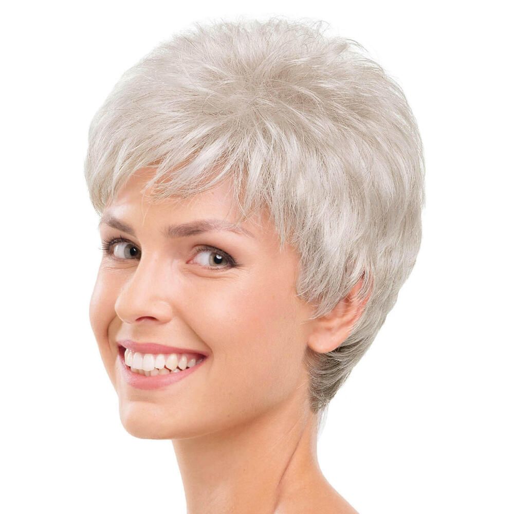 Graue Kurzhaarperücke. Nahaufnahme einer Frau mit Perücke, lächelnd. Kurze, graue Haare.
