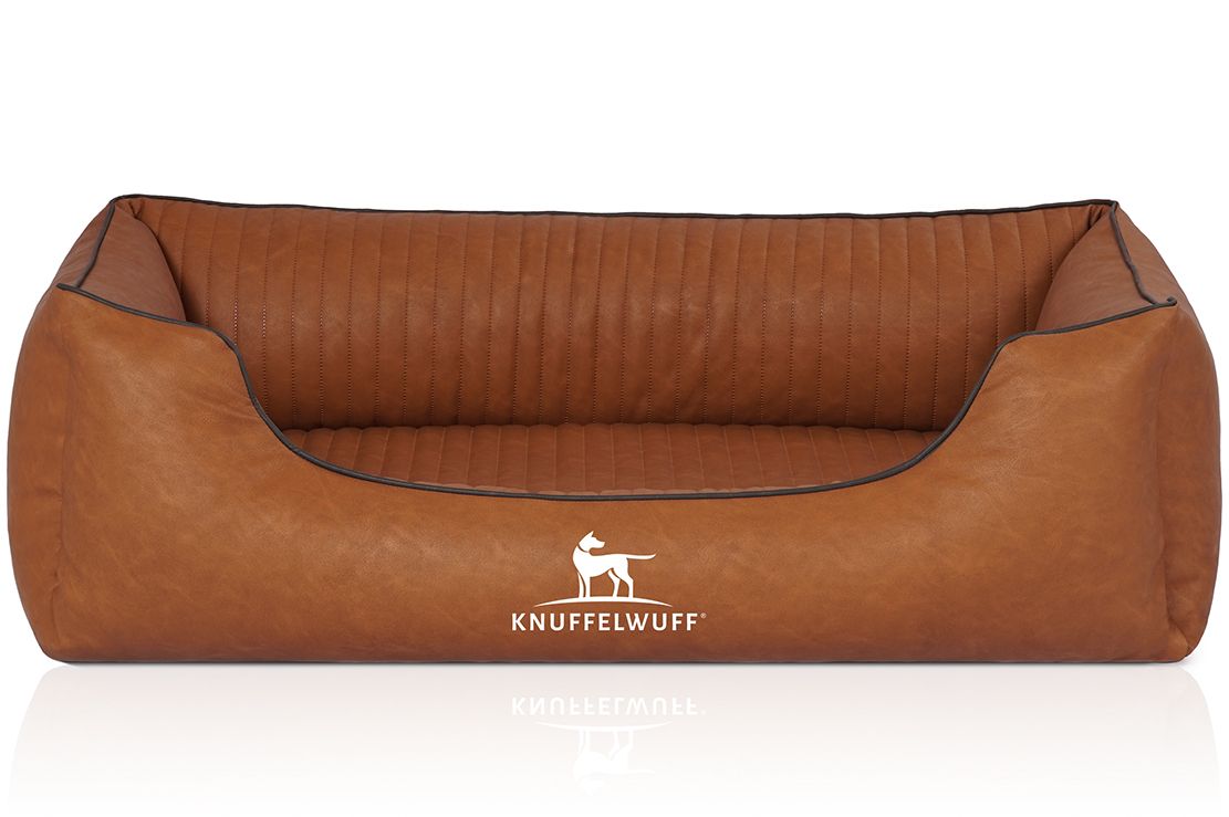 Orthopädisches Hundebett Chesapeake, braun, Lederoptik, mit Logo. Rechteckig, erhöhte Seiten, gesteppte Liegefläche.