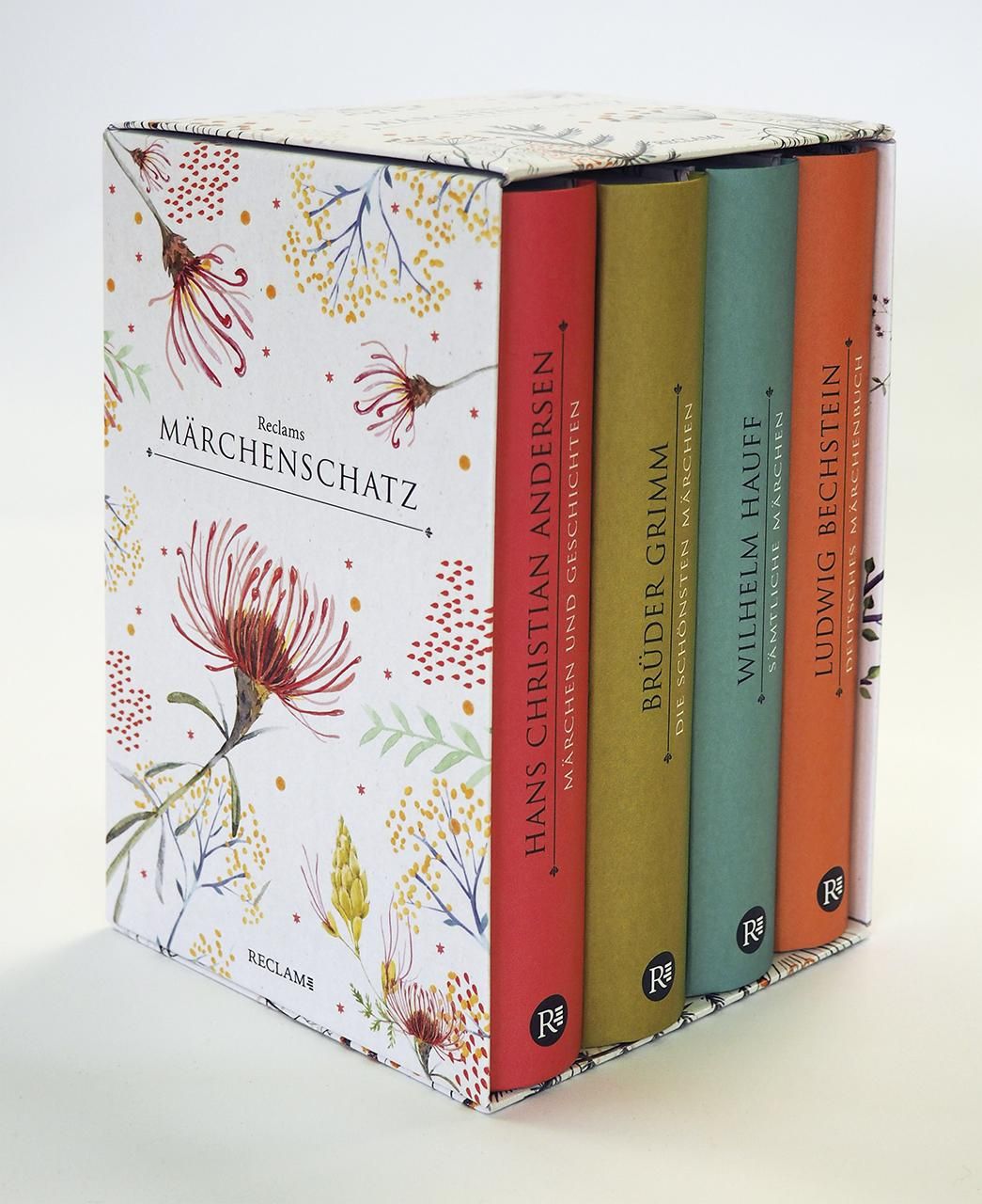 Buchbox "Reclams Märchenschatz" mit vier Büchern. Titel und Autoren auf den Buchrücken. Floral bedruckte Box.