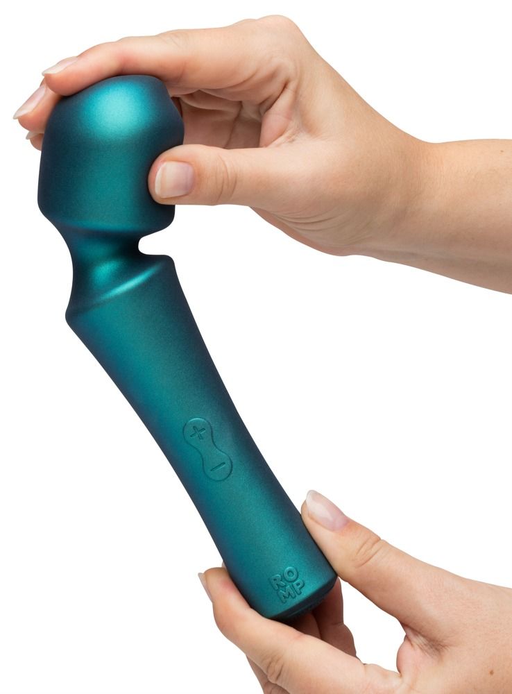 Blaugrüner Vibrator mit abgerundetem Kopf und Griff. Plus- und Minus-Symbole. ROMP-Logo. In Händen gehalten.