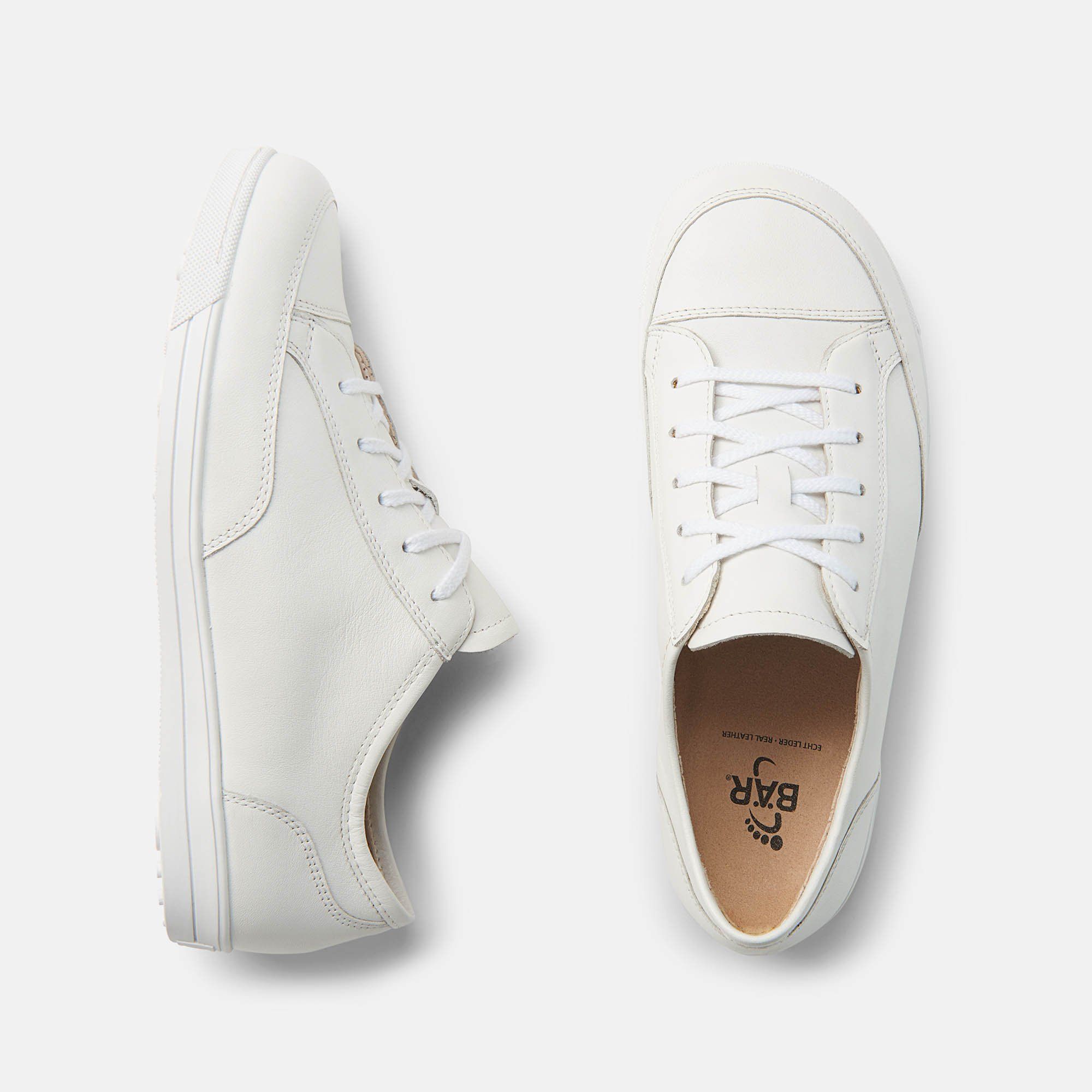 Draufsicht auf zwei weiße BÄR Schuhe Emma 2.0 Damen-Schnürer. Leder, breite Passform. Schnürsenkel.