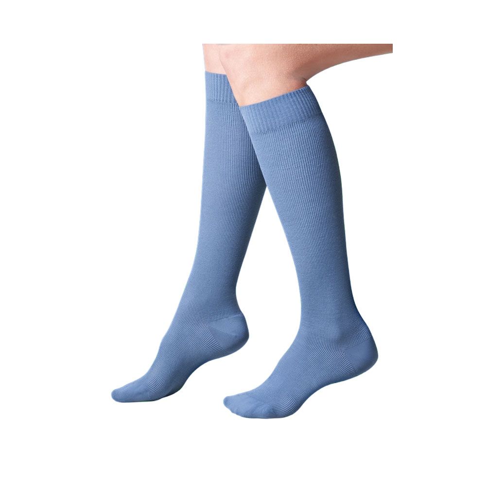 Blaue Kniestrümpfe aus Baumwolle mit Rippstruktur, die bis knapp unter das Knie reichen.