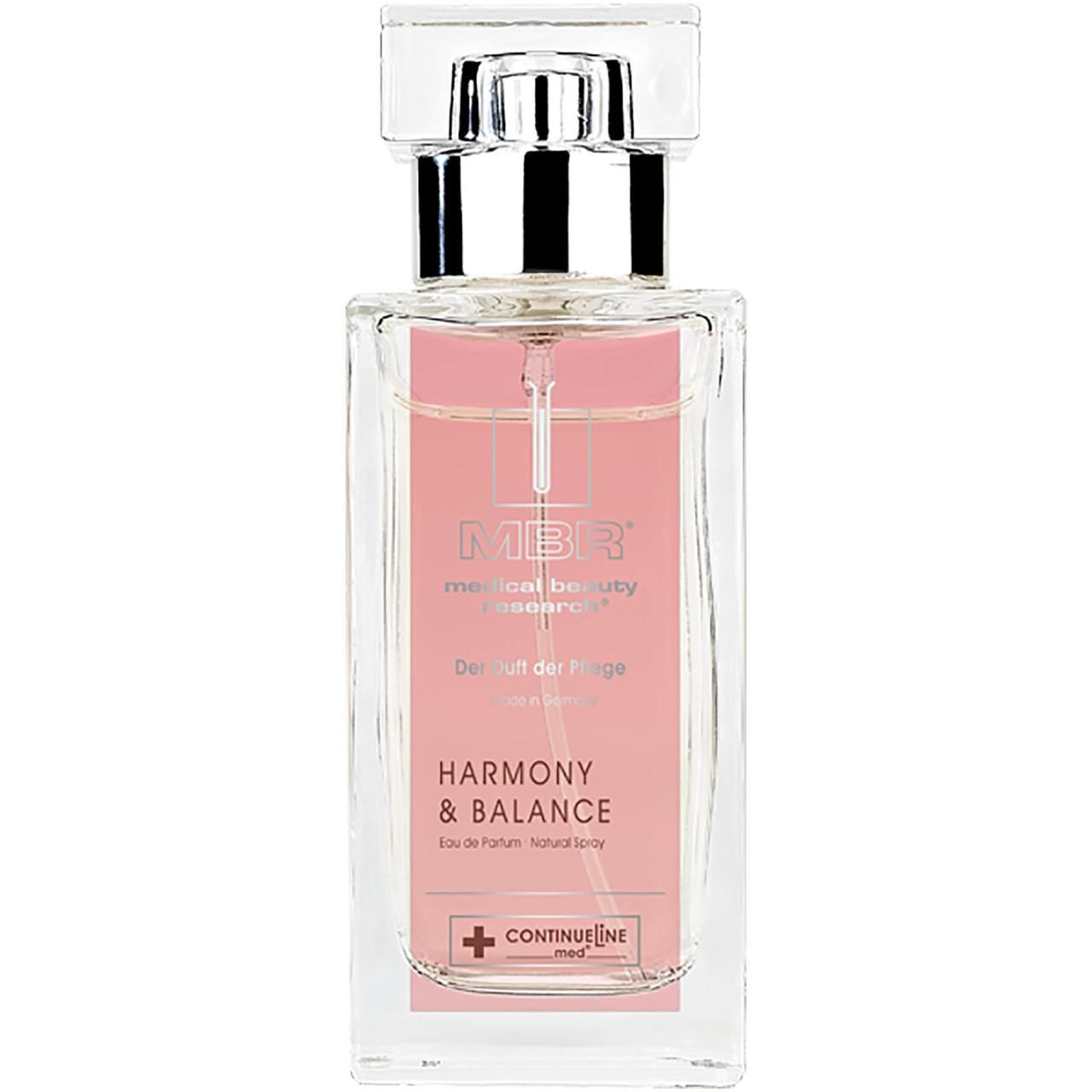 Glasflakon mit silbernem Zerstäuber. Rosa Flüssigkeit. Aufschrift: MBR, Harmony & Balance, Eau de Parfum. Mit Logo.