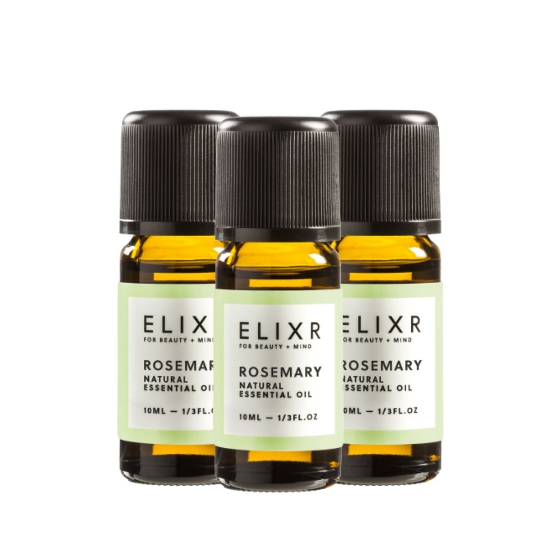 Drei kleine Glasflaschen mit schwarzem Deckel. Auf den Etiketten steht "ELIXR" und "ROSEMARY NATURAL ESSENTIAL OIL".