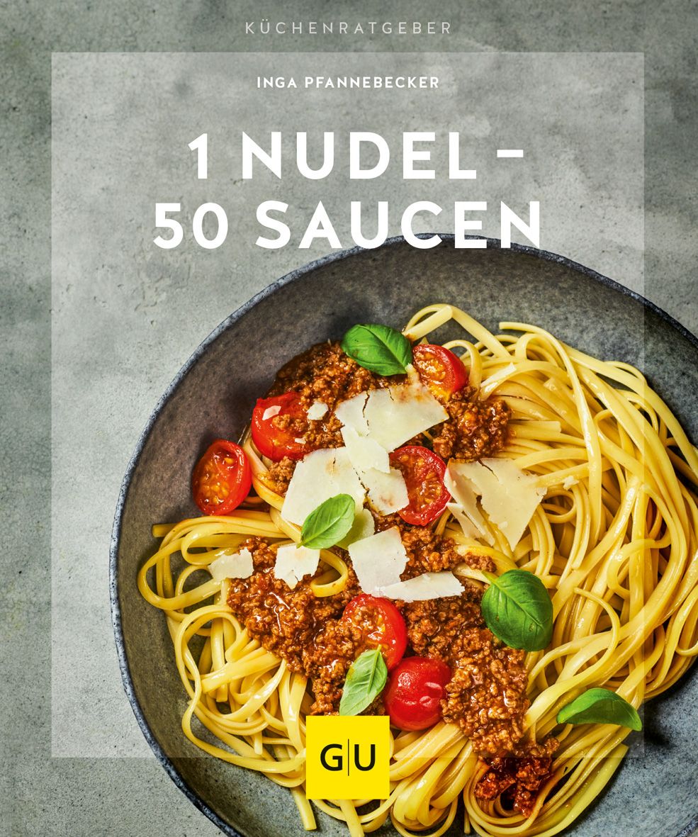 Buchcover mit Pasta. Titel: 1 Nudel - 50 Saucen. Autor: Inga Pfannebecker. GU-Verlag. Gericht mit Nudeln, Tomaten, Basilikum und Käse.