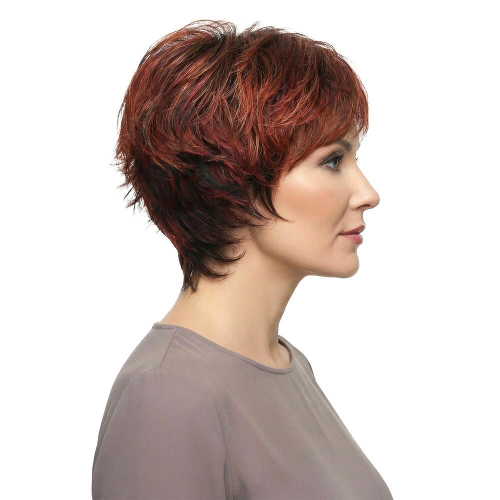 Kurzhaarperücke in Rotbraun. Seitenansicht einer Frau mit der Perücke. Die Haare sind gestuft und fallen locker.