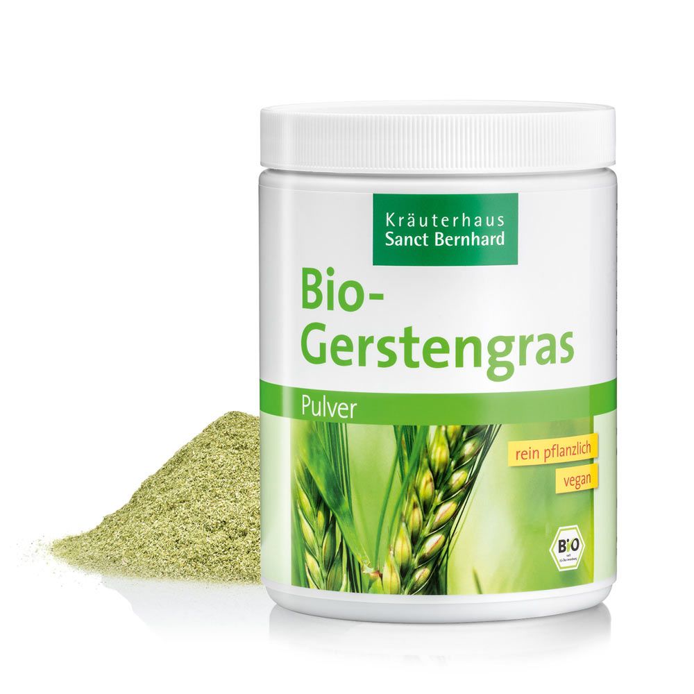 Weißes Behältnis mit Bio-Gerstengras-Pulver und einem Haufen Pulver daneben. Marke: Kräuterhaus Sanct Bernhard.