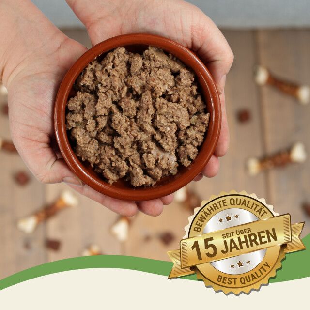 Hundefutter in einer Schale, gehalten von Händen. Siegel: Bewährte Qualität, seit über 15 Jahren, Best Quality.