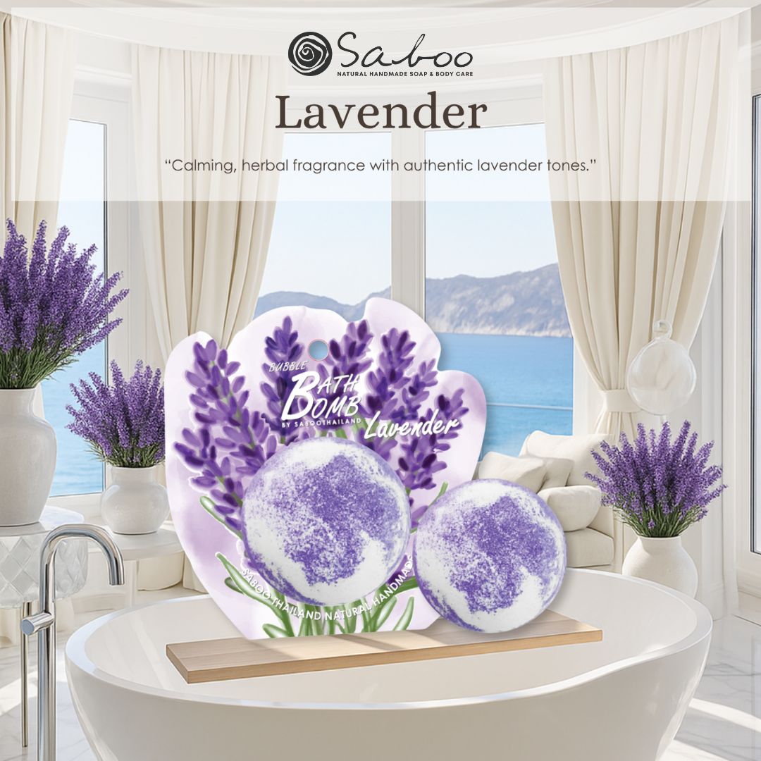 Zwei runde Bad Bomben mit Lavendel-Motiv. Logo: Saboo. Hintergrund: Badewanne, Fenster, Meerblick. Text: Lavender, Calming herbal fragrance.