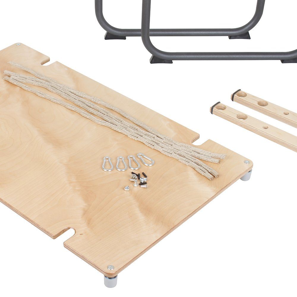 Holzplatte mit Metallhaken, Seilen und Schrauben. Holzfarbene Platte mit abgerundeten Ecken. Vier Metallhaken und Schrauben.