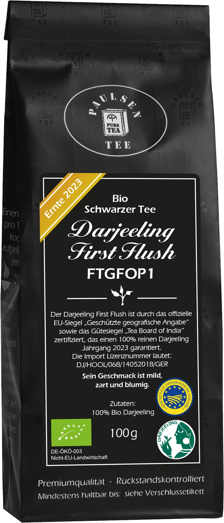 Schwarzer Tee-Packung mit Etikett. Enthält "Darjeeling First Flush FTGFOP1". EU-Bio-Siegel und 100g-Angabe.