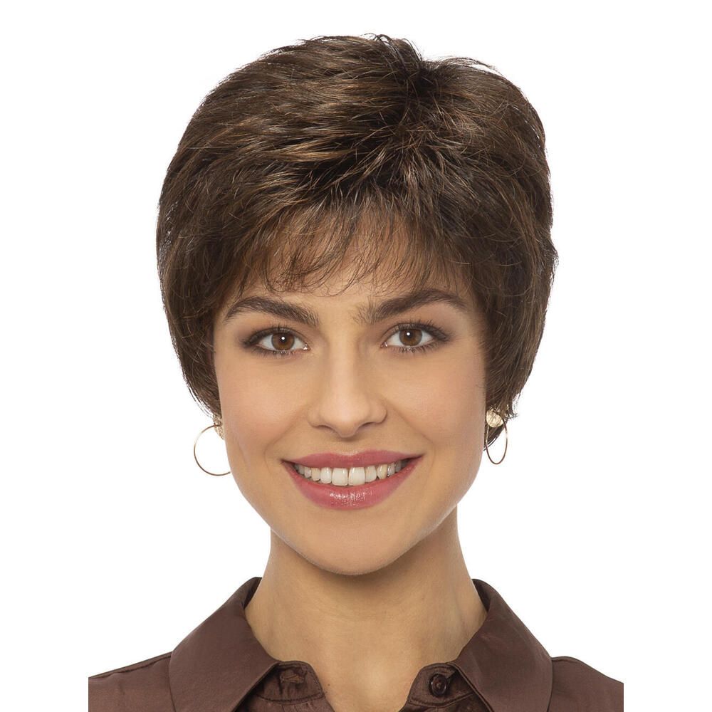 Kurzhaarperücke, braun, mit Pony, auf einer Frau. Frontansicht.