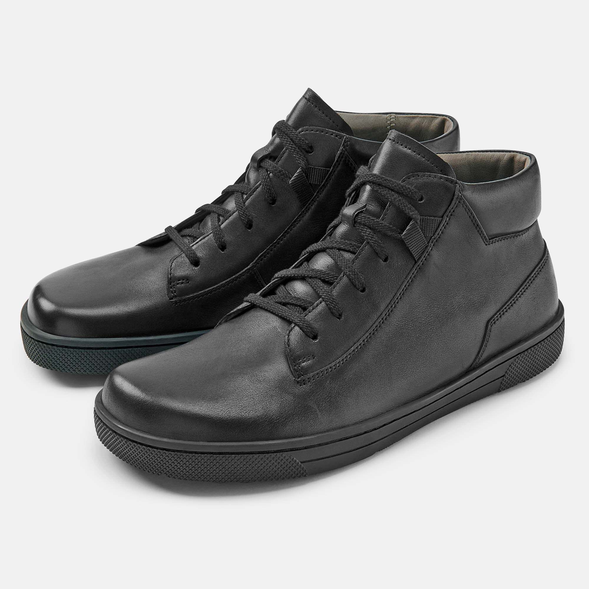 Schwarze Leder-Stiefelette für Herren, Seitenansicht, breite Passform.