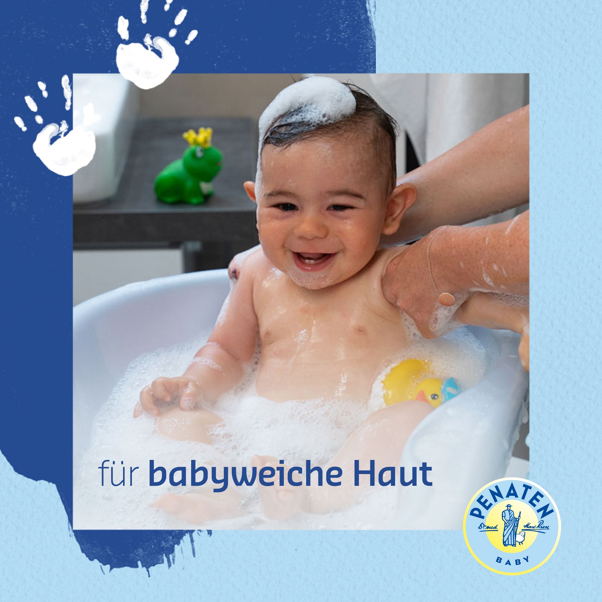 Baby in Badewanne, wird gewaschen. Text: für babyweiche Haut. Logo: Penaten Baby.