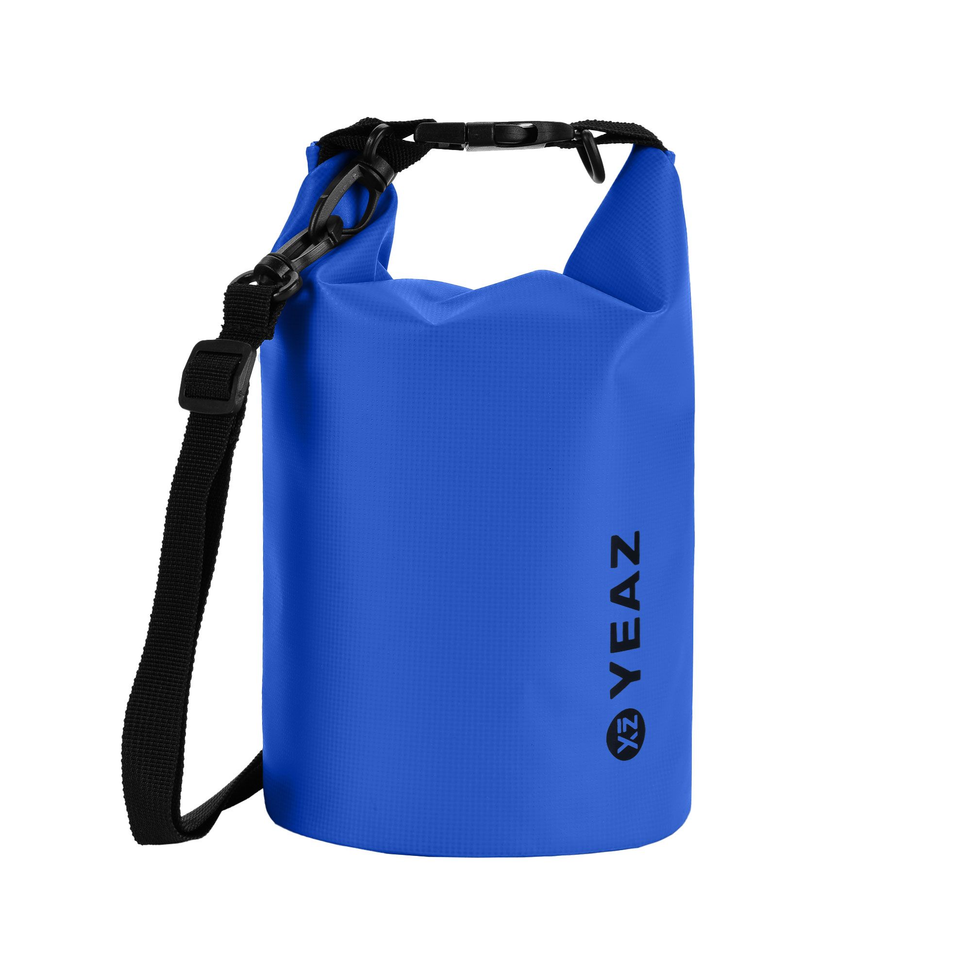 Blauer Packsack mit schwarzem Schultergurt. Aufdruck: YEAZ. Mit Clipverschluss.