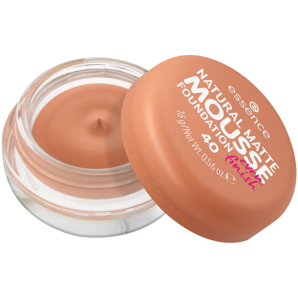 Essence Natural Matte Mousse Foundation. Dose geöffnet. Farbton 40. Inhalt: 16 g/Netto 0.56 oz. Transparente Dose mit Inhalt.