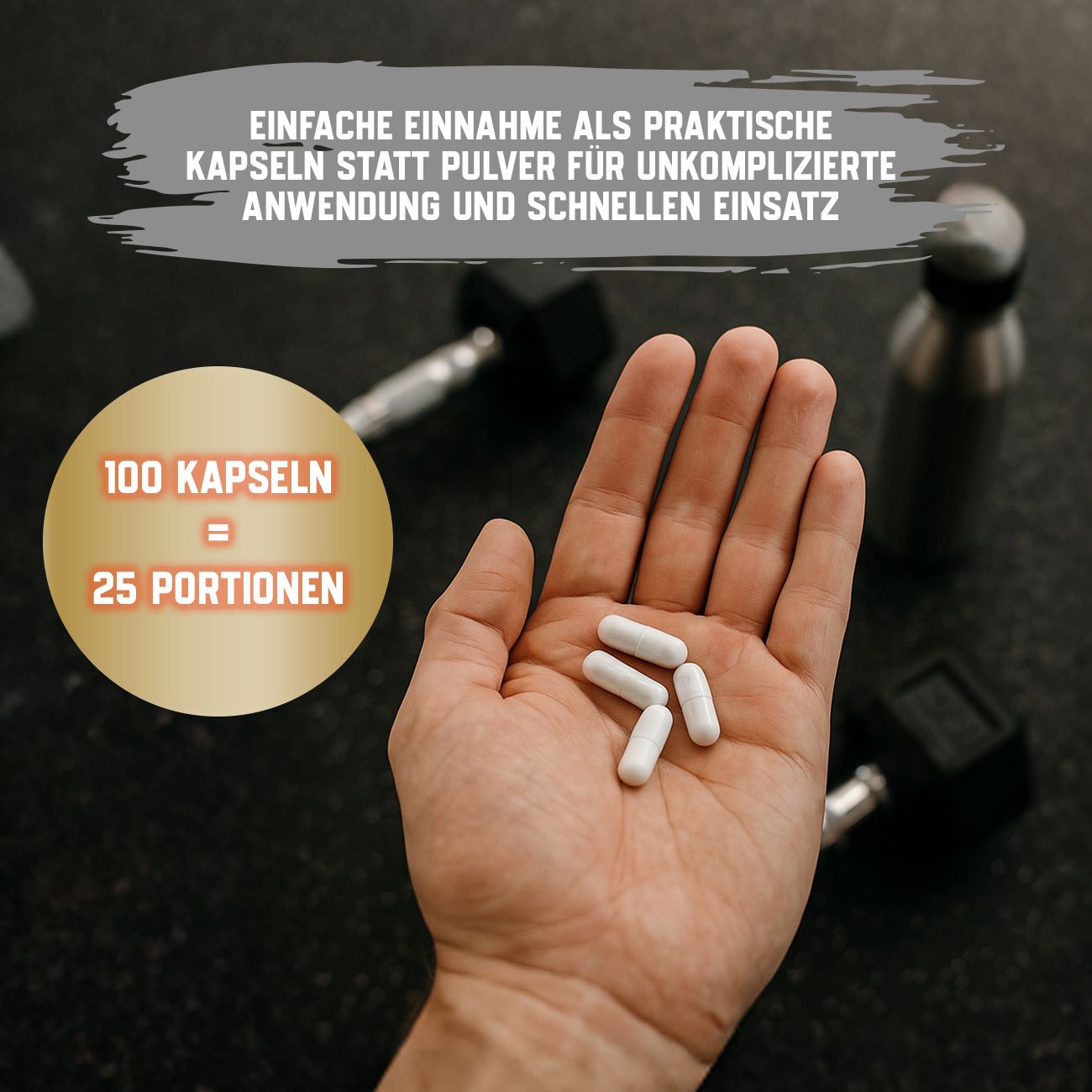 Hand mit weißen Kapseln. Text: 100 Kapseln = 25 Portionen. Hintergrund: Fitness-Studio.