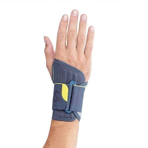 Handgelenkbandage am Handgelenk. Grau mit gelben Akzenten. Klettverschluss und Schnalle. Hand ist geöffnet.