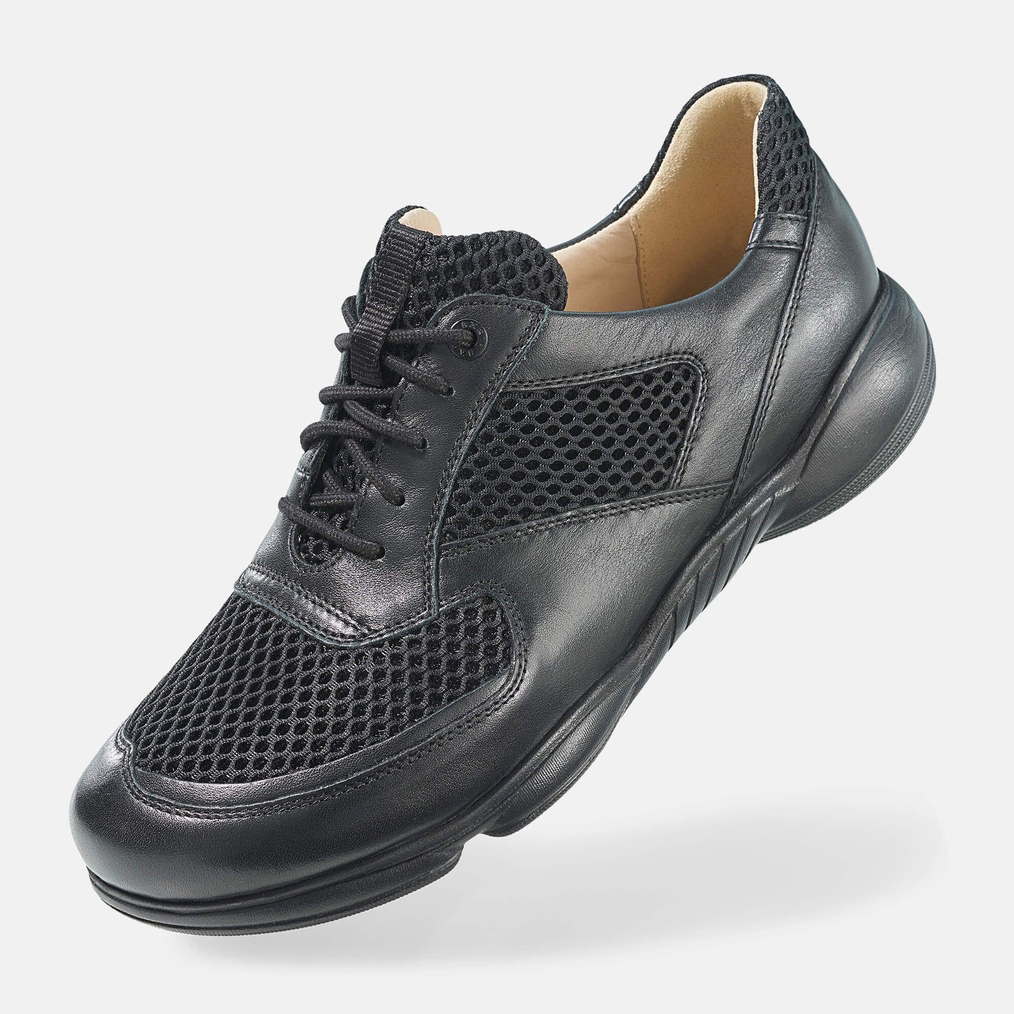 Schwarzer Schnürschuh mit breiter Passform. Mesh-Einsätze und Lederdetails. Schuh leicht von unten betrachtet.
