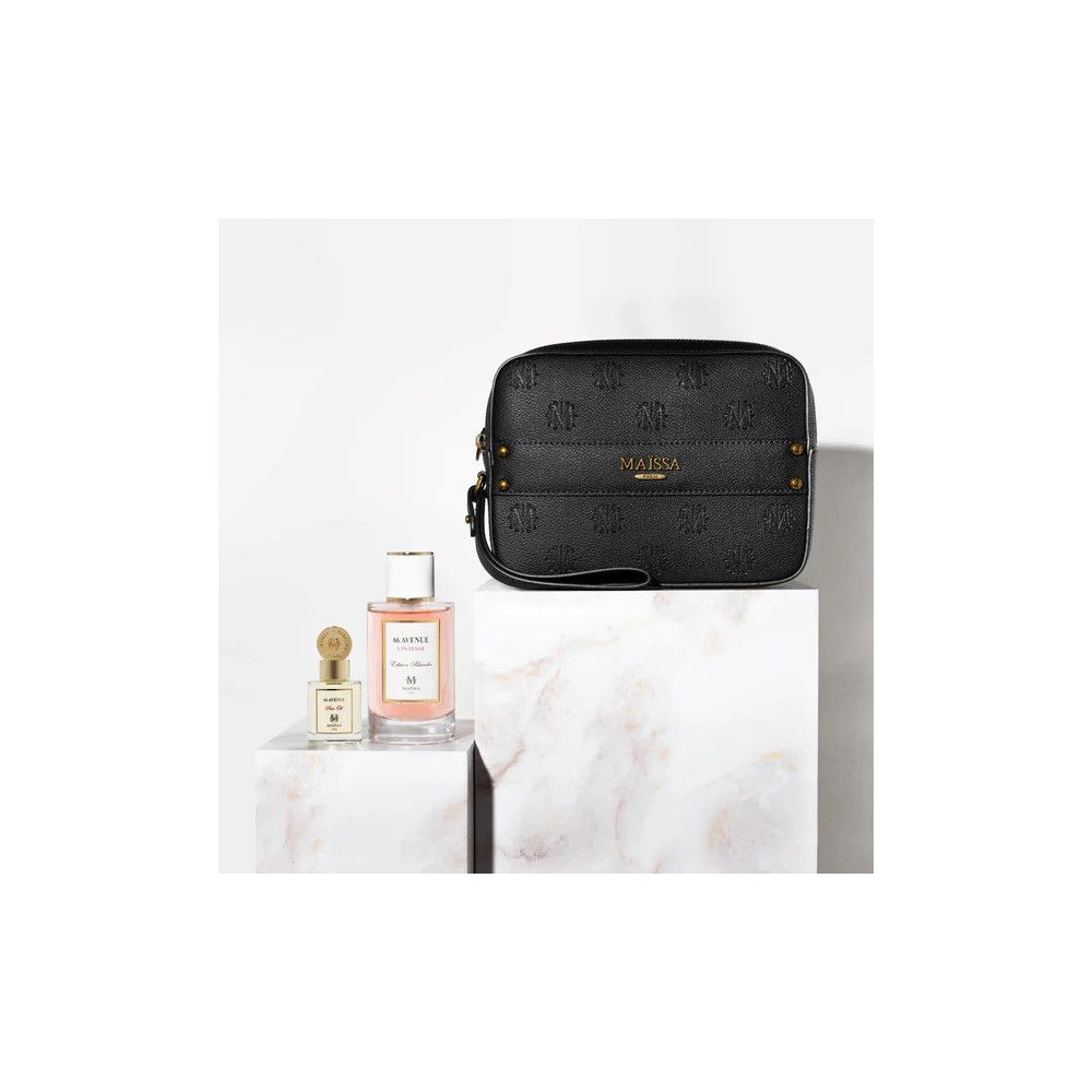 Schwarze Tasche, Parfümflasche und kleine Flasche. Auf weißen Blöcken platziert. Geprägtes Logo auf der Tasche.