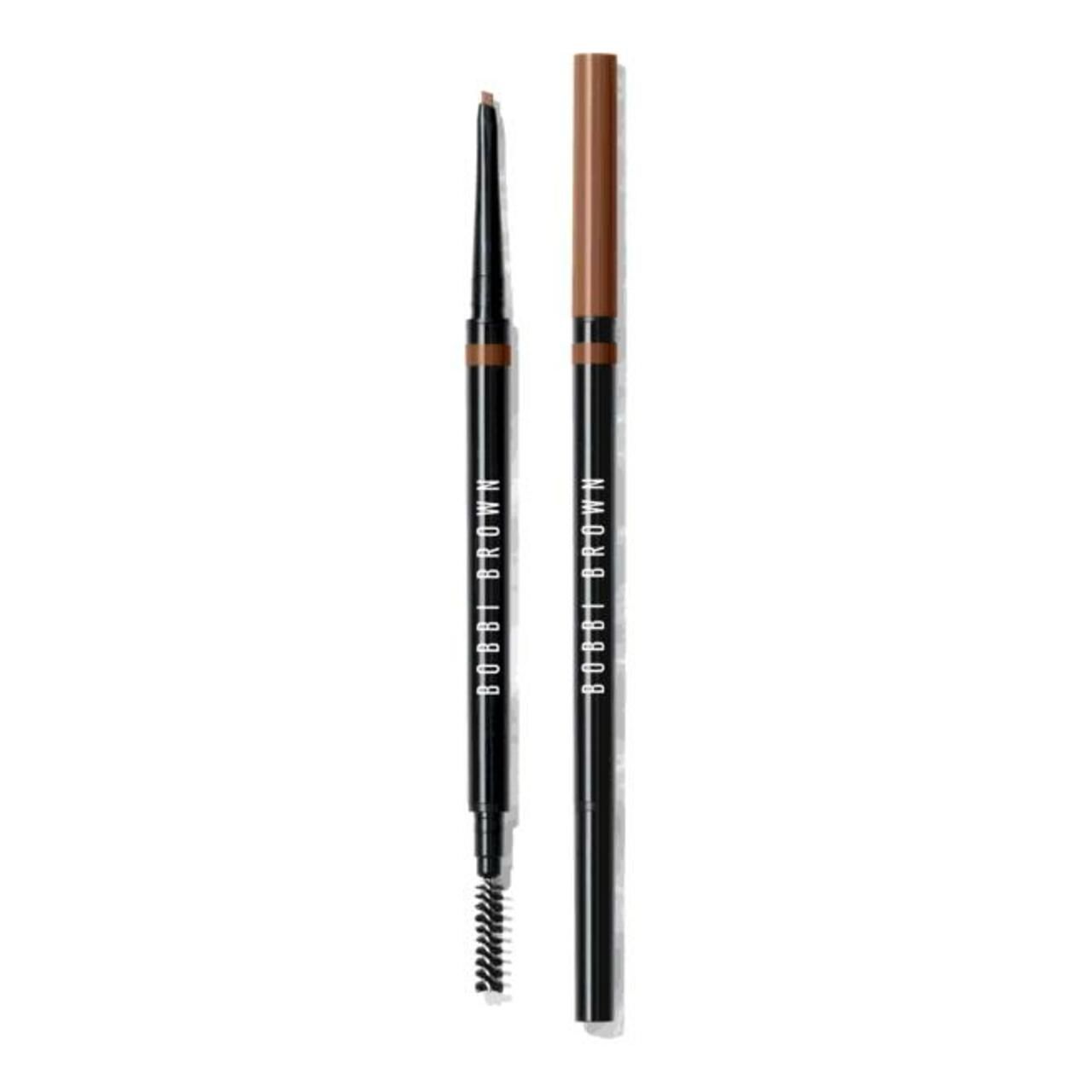 Zwei Augenbrauenstifte. Einer mit Bürste, der andere mit brauner Mine. Beide Stifte sind schwarz mit der Aufschrift "BOBBI BROWN".