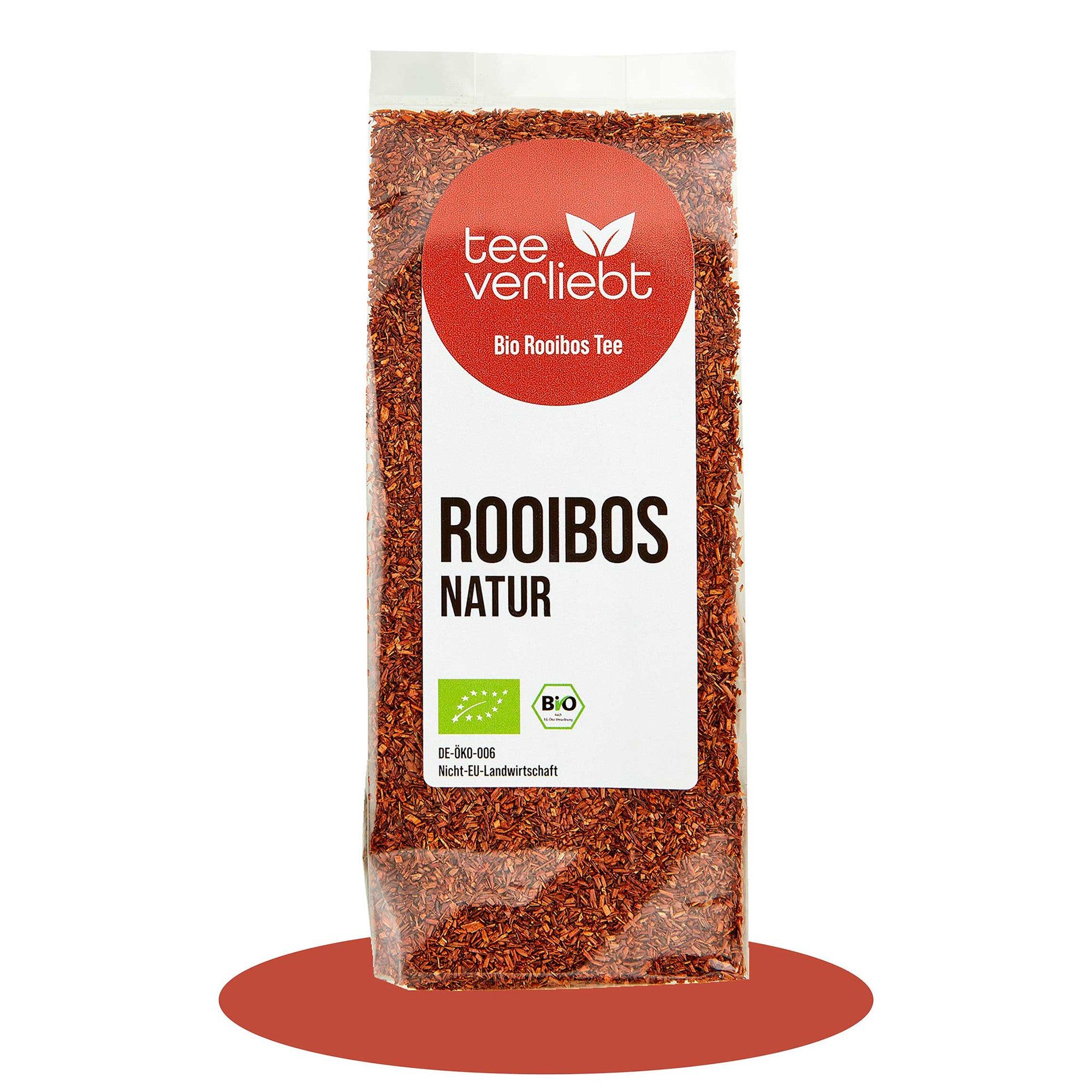 Transparente Verpackung mit losem Rooibos-Tee. Aufkleber mit Logo, Text 'tee verliebt' und 'Bio Rooibos Tee'. Bio-Siegel.