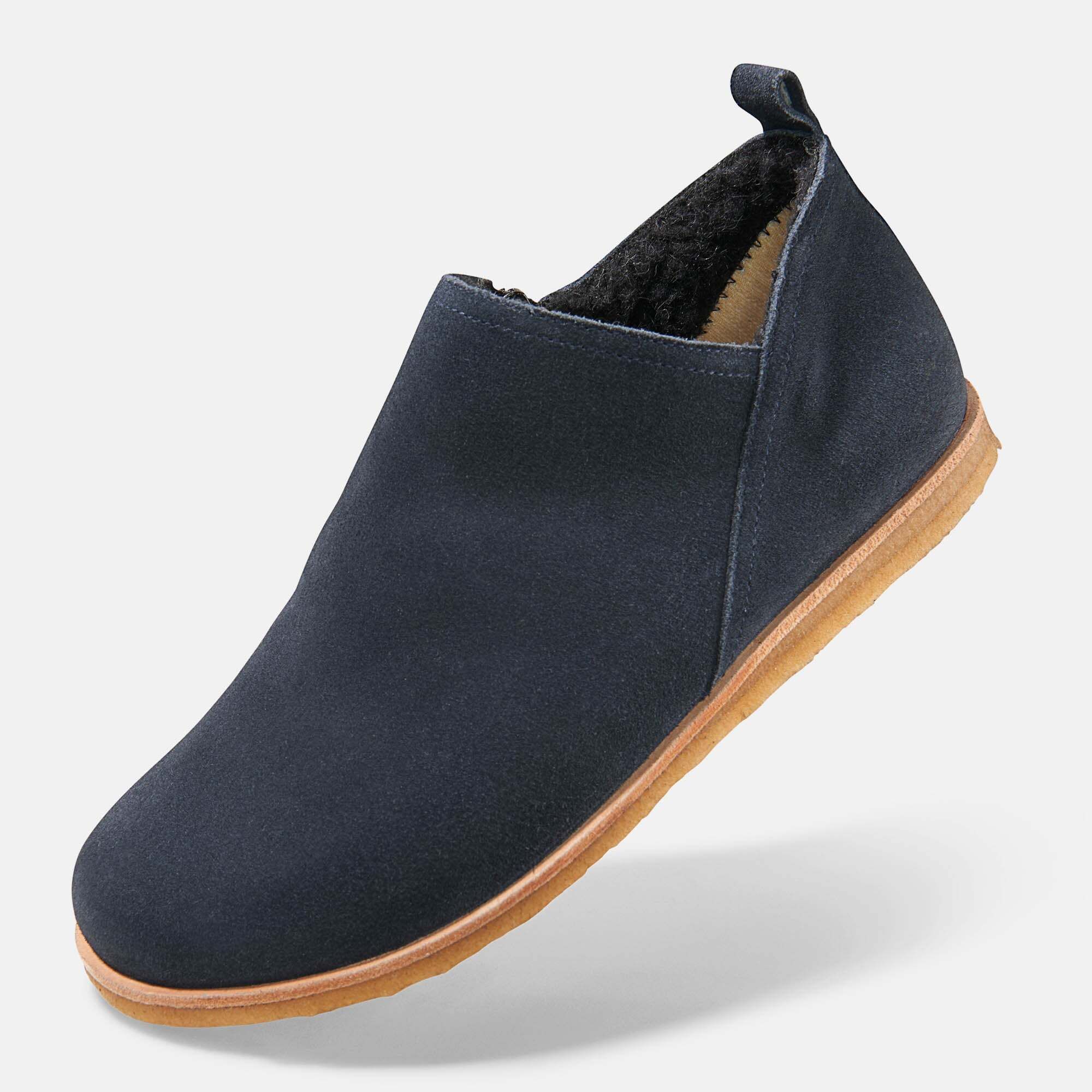 Dunkelblauer Slipper mit breiter Passform. Seitlicher Reißverschluss, helle Sohle. Innenfutter sichtbar. Auf hellem Hintergrund.