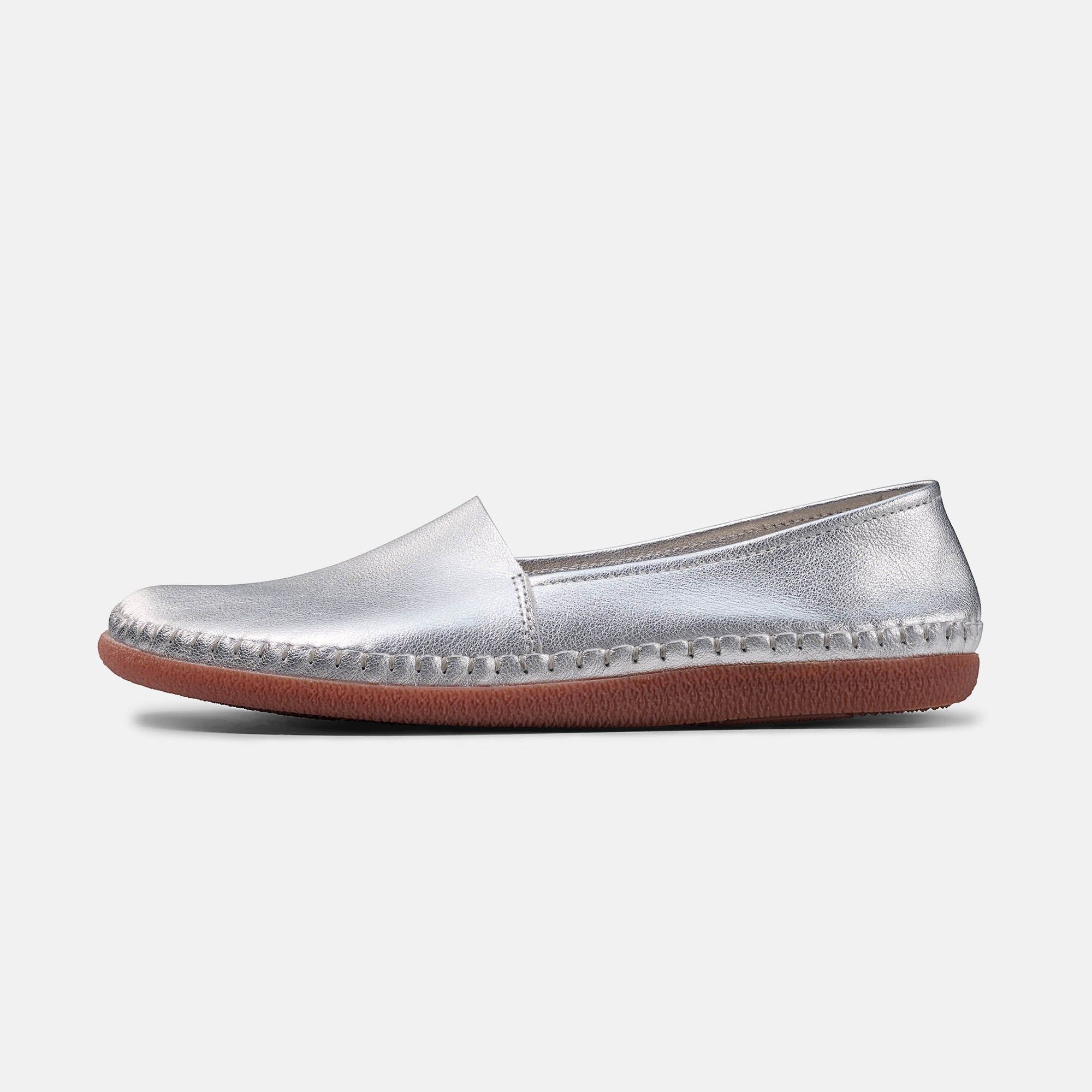 Seitenansicht eines silbernen Slippers mit breiter Passform.