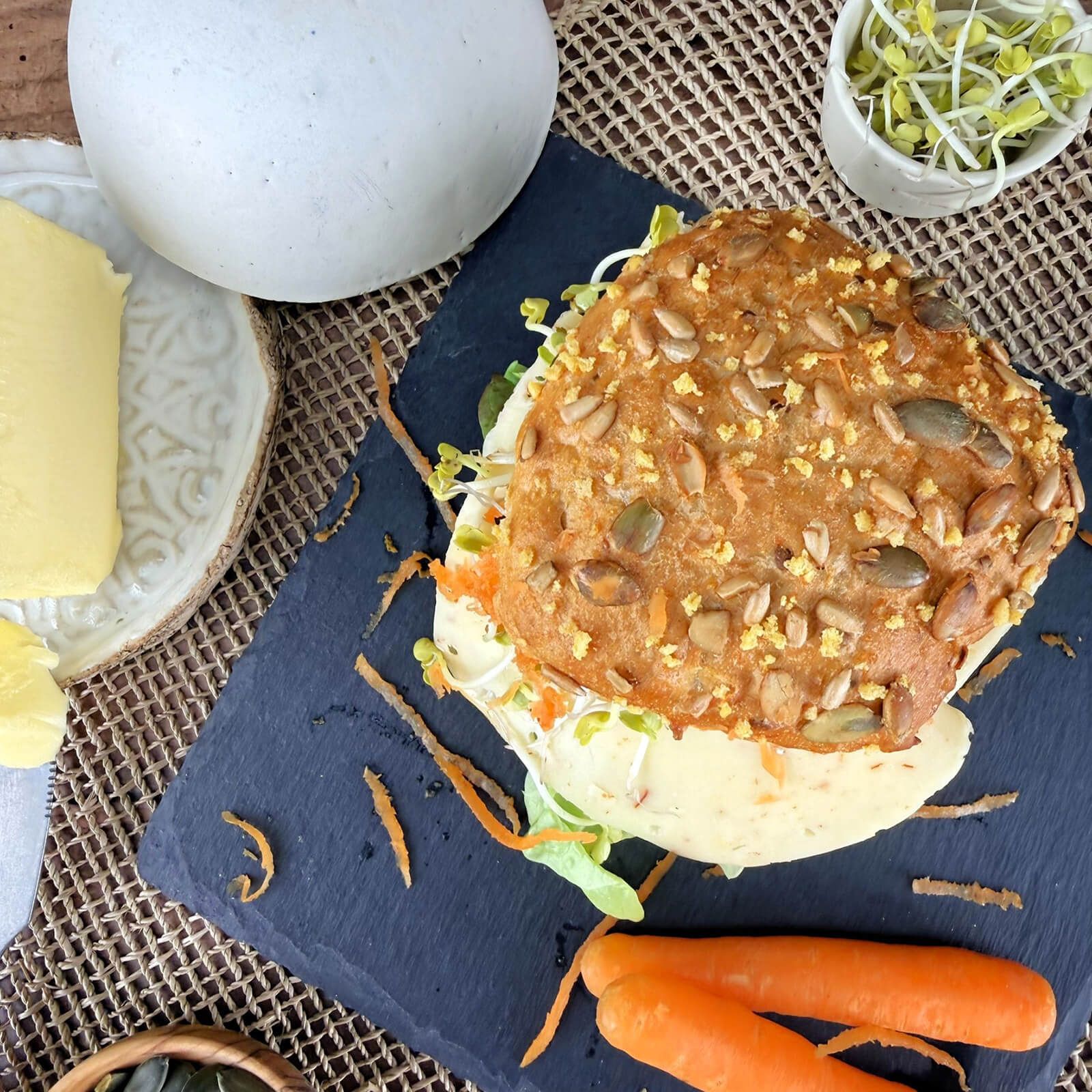 Locawo Flotty Karotty Brötchen belegt mit Käse, Salat und Karottenstreifen.