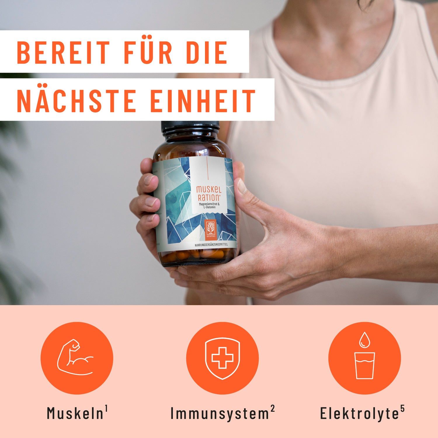 Person hält Produktflasche. Text: BEREIT FÜR DIE NÄCHSTE EINHEIT. Grafiken: Muskel, Schild, Tropfen. Flasche mit Produktaufdruck.
