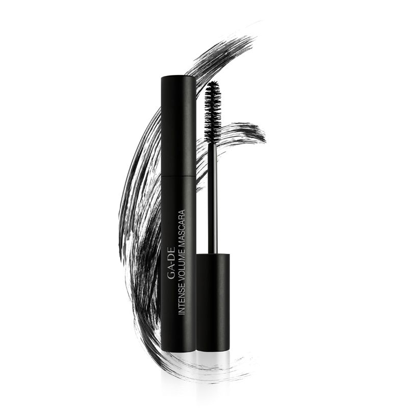 Schwarze Mascara-Tube mit Bürste und schwarzem Strich. Aufschrift: GA-DE Intense Volume Mascara.