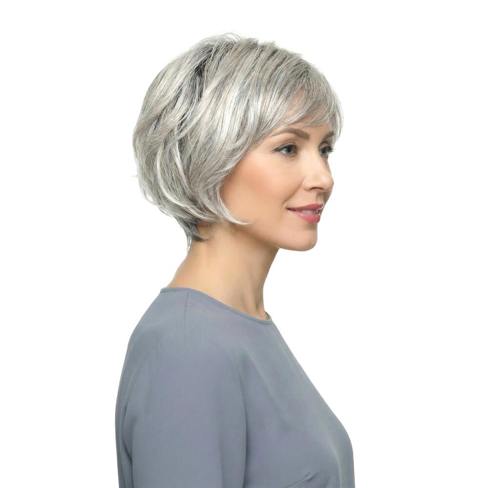Kurzhaarperücke mit grau-meliertem Haar. Seitenansicht einer Frau mit grauem Oberteil.