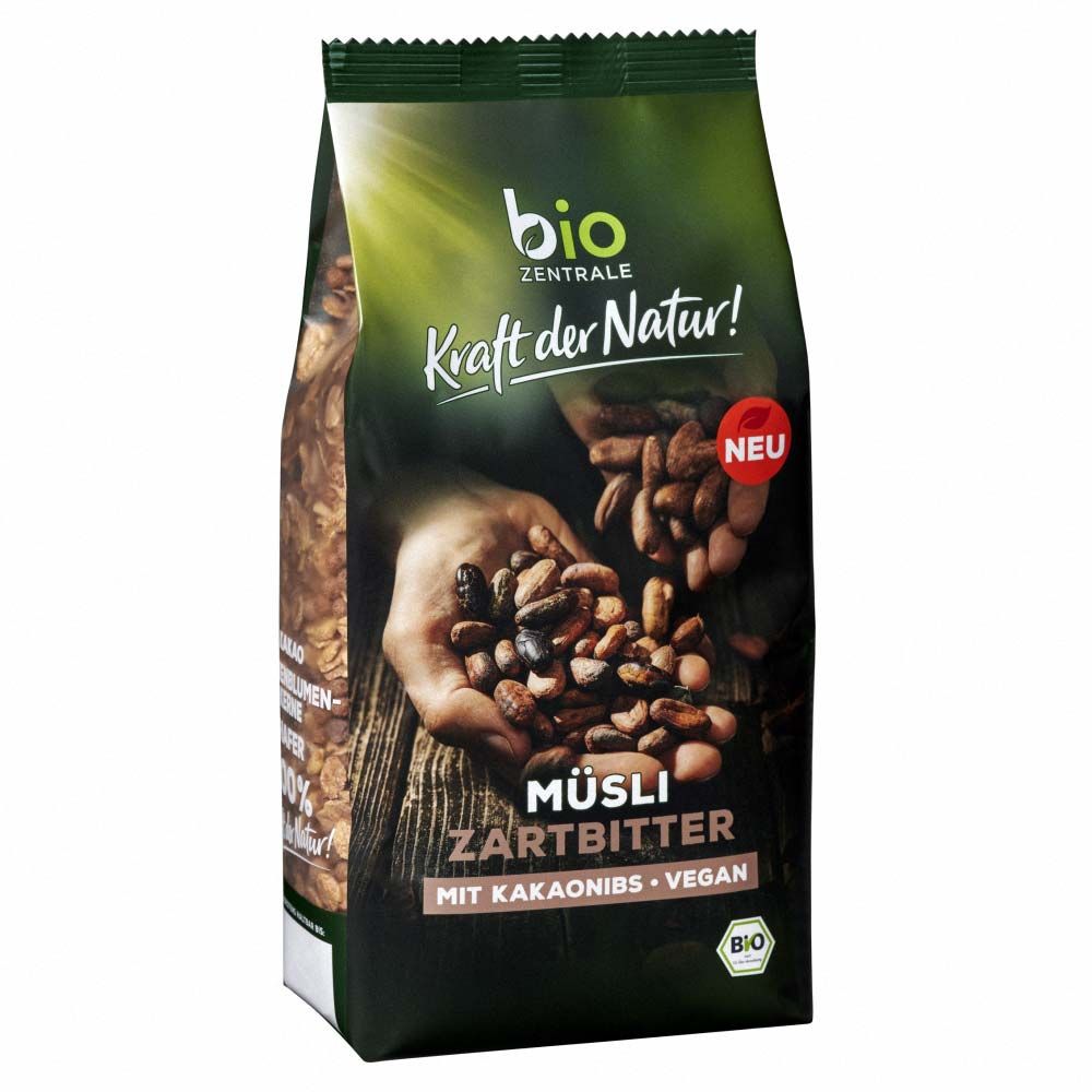 Verpackung mit Müsli Zartbitter. Aufschrift: Bio Zentrale, Kraft der Natur, Müsli Zartbitter, mit Kakaonibs, vegan. Bio-Siegel.