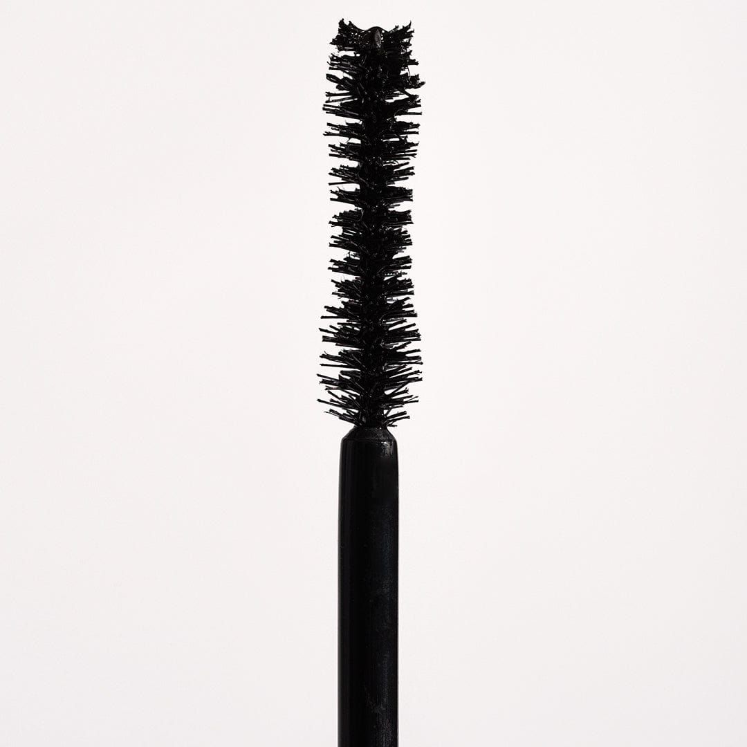 Mascara-Bürste mit schwarzen Borsten. Hintergrund: weiß.