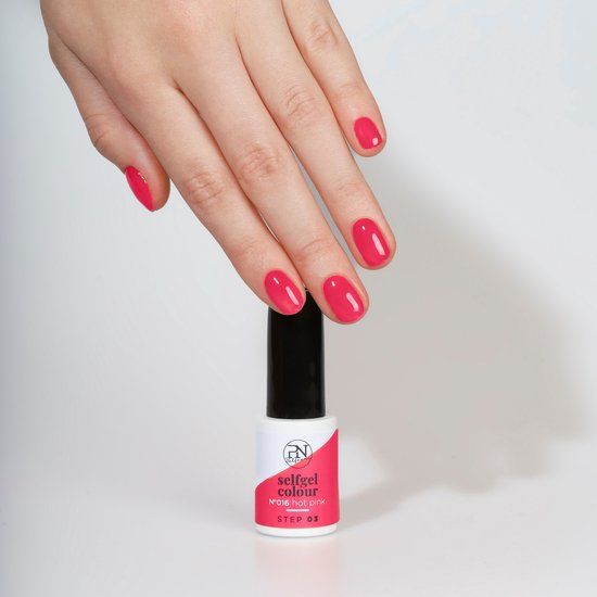 Hand mit lackierten Nägeln in Hot Pink. Nagellackflasche mit schwarzem Deckel. Aufschrift: N16 Hot Pink, Step 03.