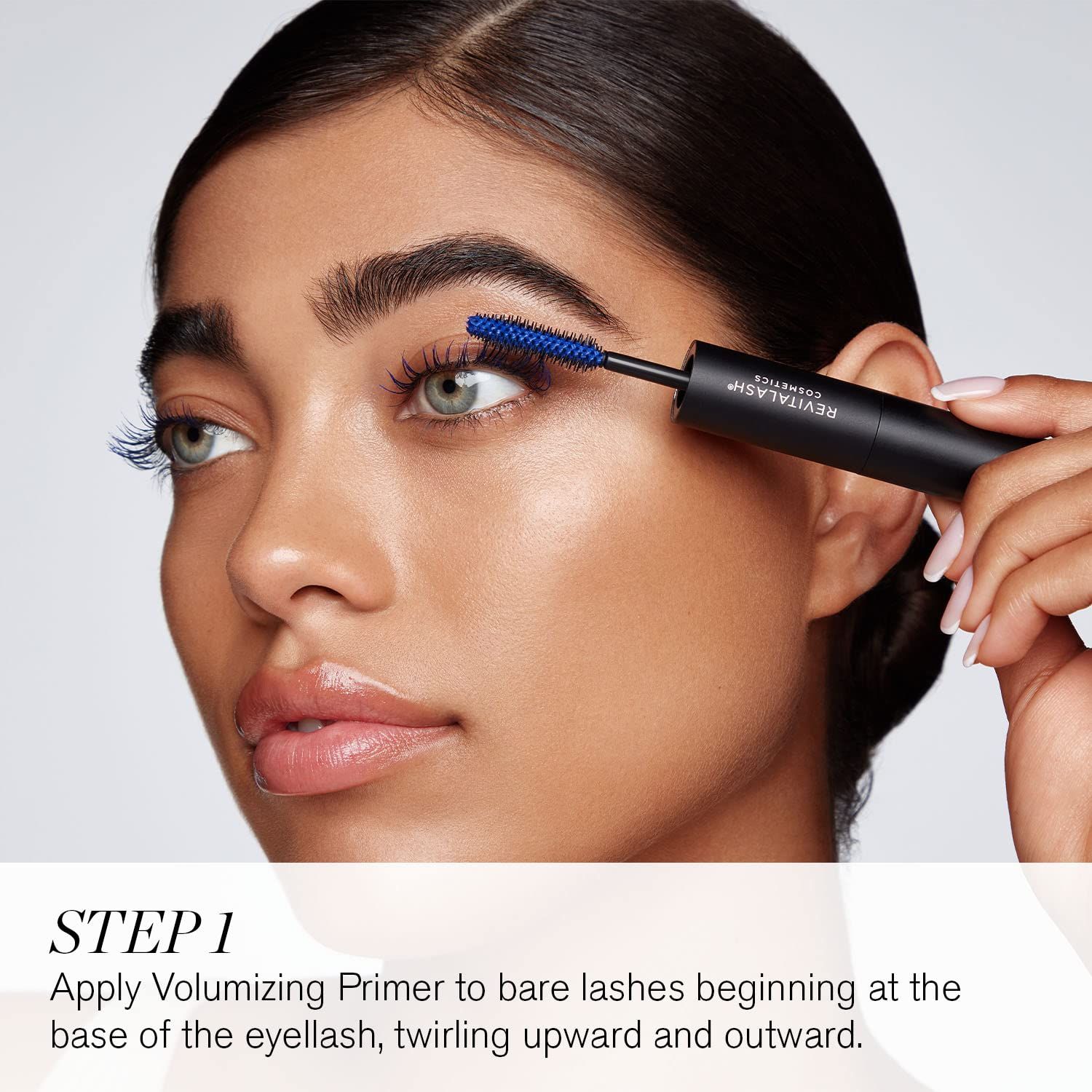 Frau trägt blauen Primer auf Wimpern auf. Schwarzer Behälter mit RevitaLash Cosmetics-Logo. Schritt 1: Primer auf die Wimpern auftragen.