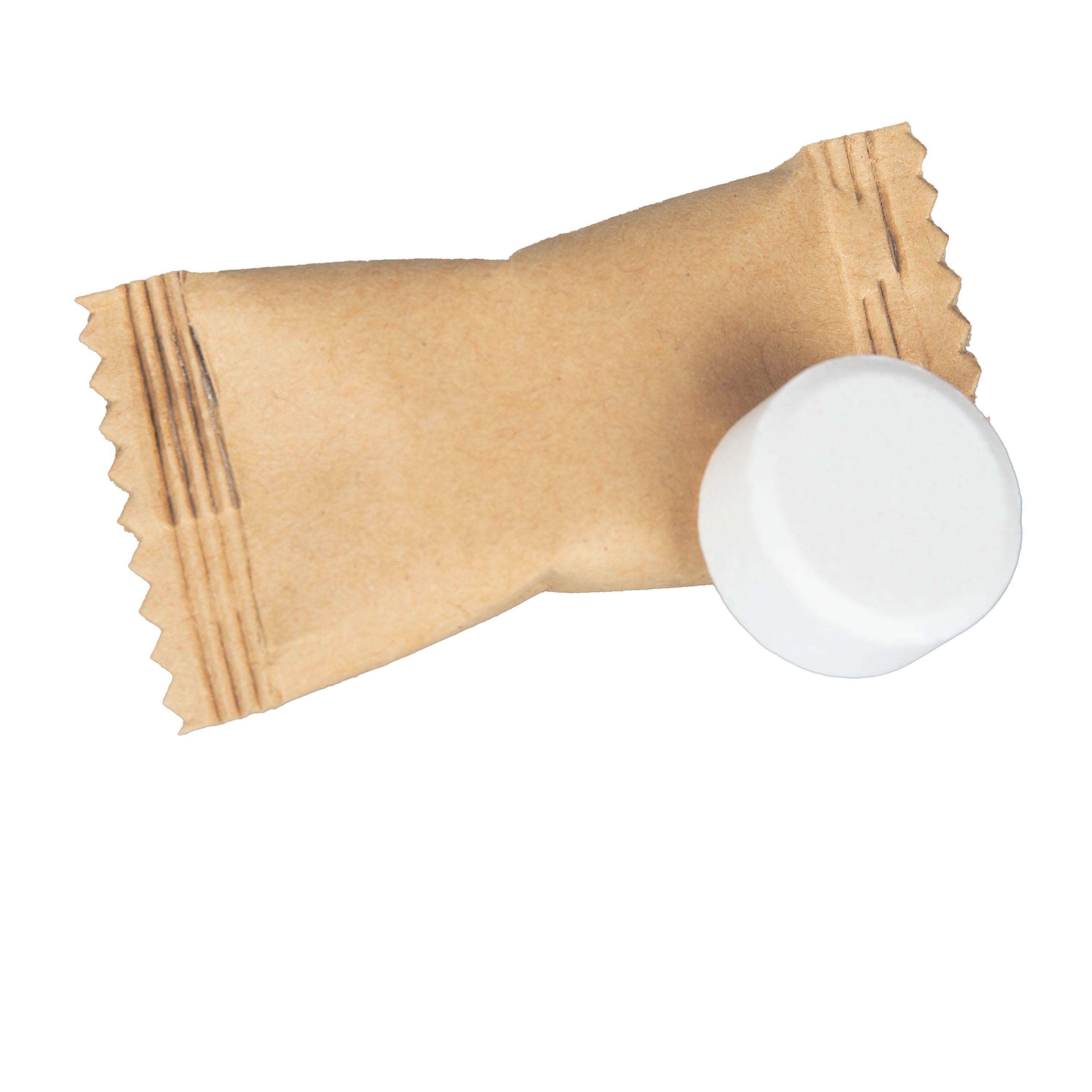 Entkalkungstablette neben brauner Papierverpackung. Tablette weiß, rund. Verpackung gefaltet, gezackte Kanten.