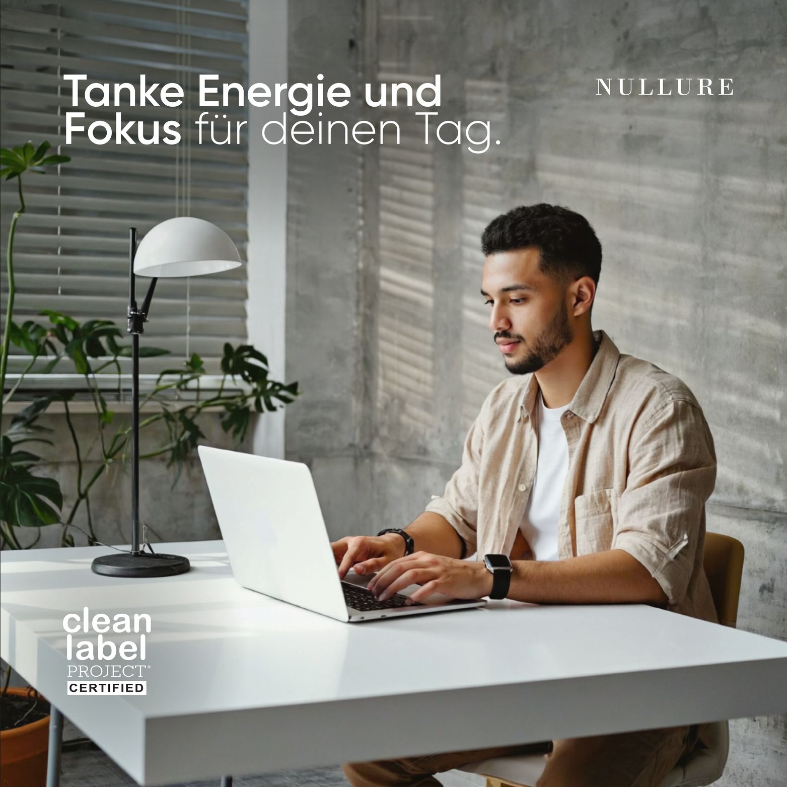 Mann am Schreibtisch mit Laptop. Text: Tanke Energie und Fokus für deinen Tag. Clean Label Project zertifiziert.