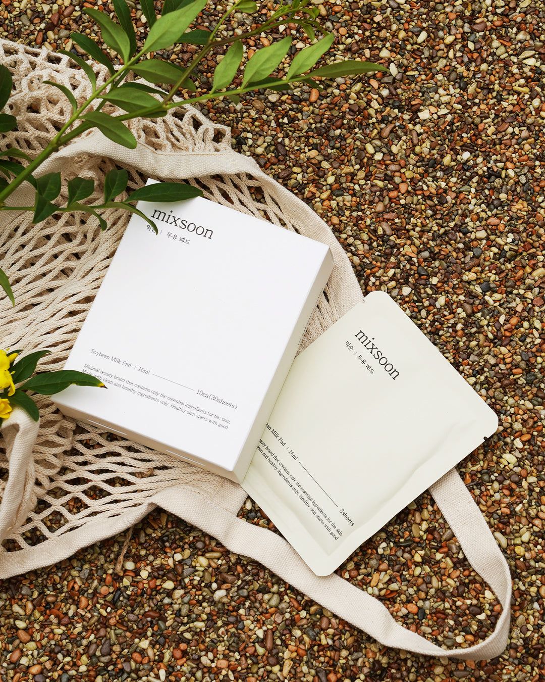 Produktverpackung und Einzelverpackung in einer Netztasche. Aufschrift: mixsoon, Soybean Milk Pad.