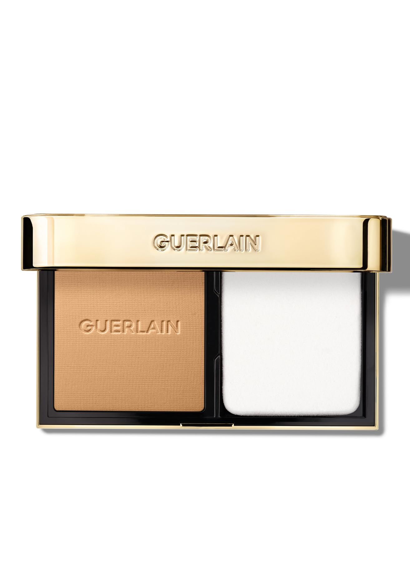 Kompakt-Make-up mit Spiegel und Applikator. Goldfarbenes Gehäuse mit Schriftzug GUERLAIN. Beige Puder und weißer Schwamm.