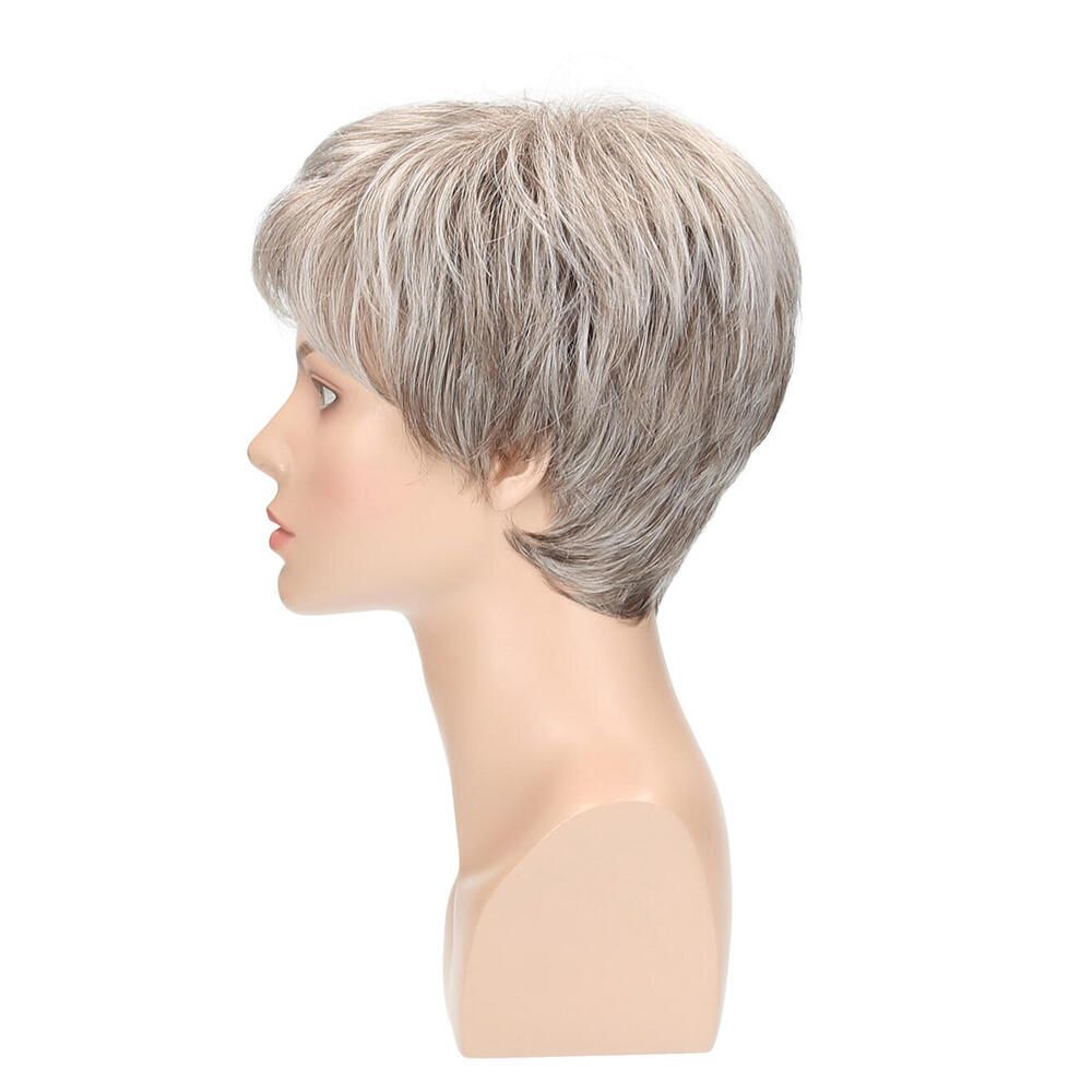 Perücke auf einem Schaufensterkopf. Kurzer, grauer Haarschnitt mit Pony. Profilansicht.