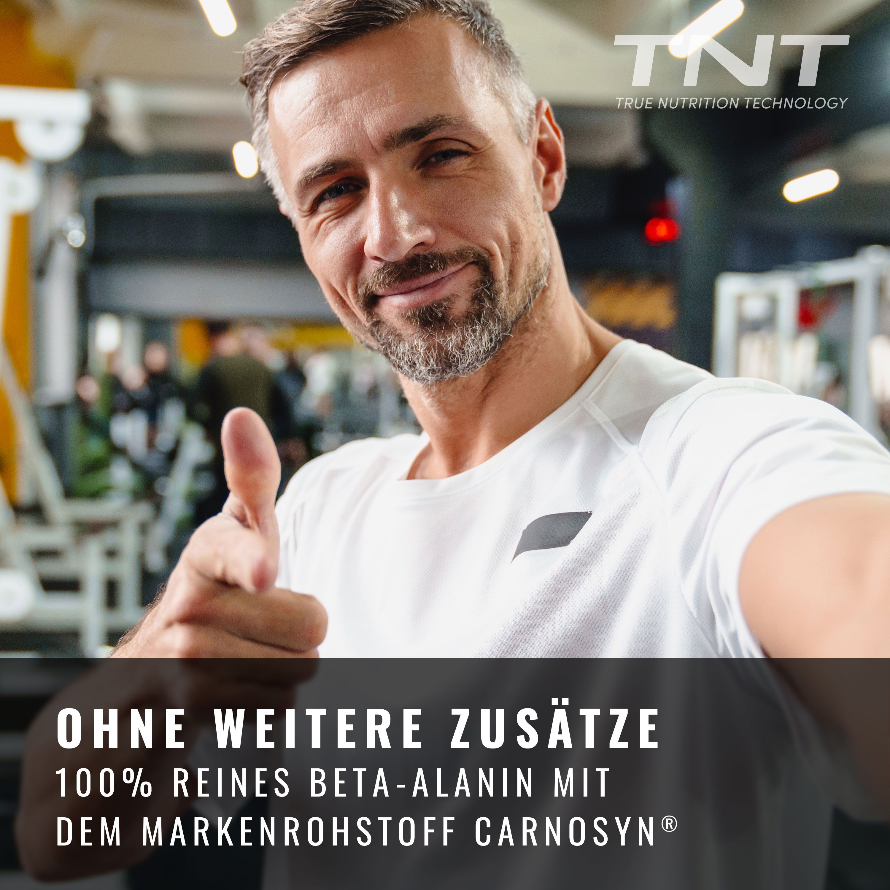Mann im Fitnessstudio mit Daumen hoch. Text: Ohne weitere Zusätze, 100% reines Beta-Alanin mit CarnoSyn.