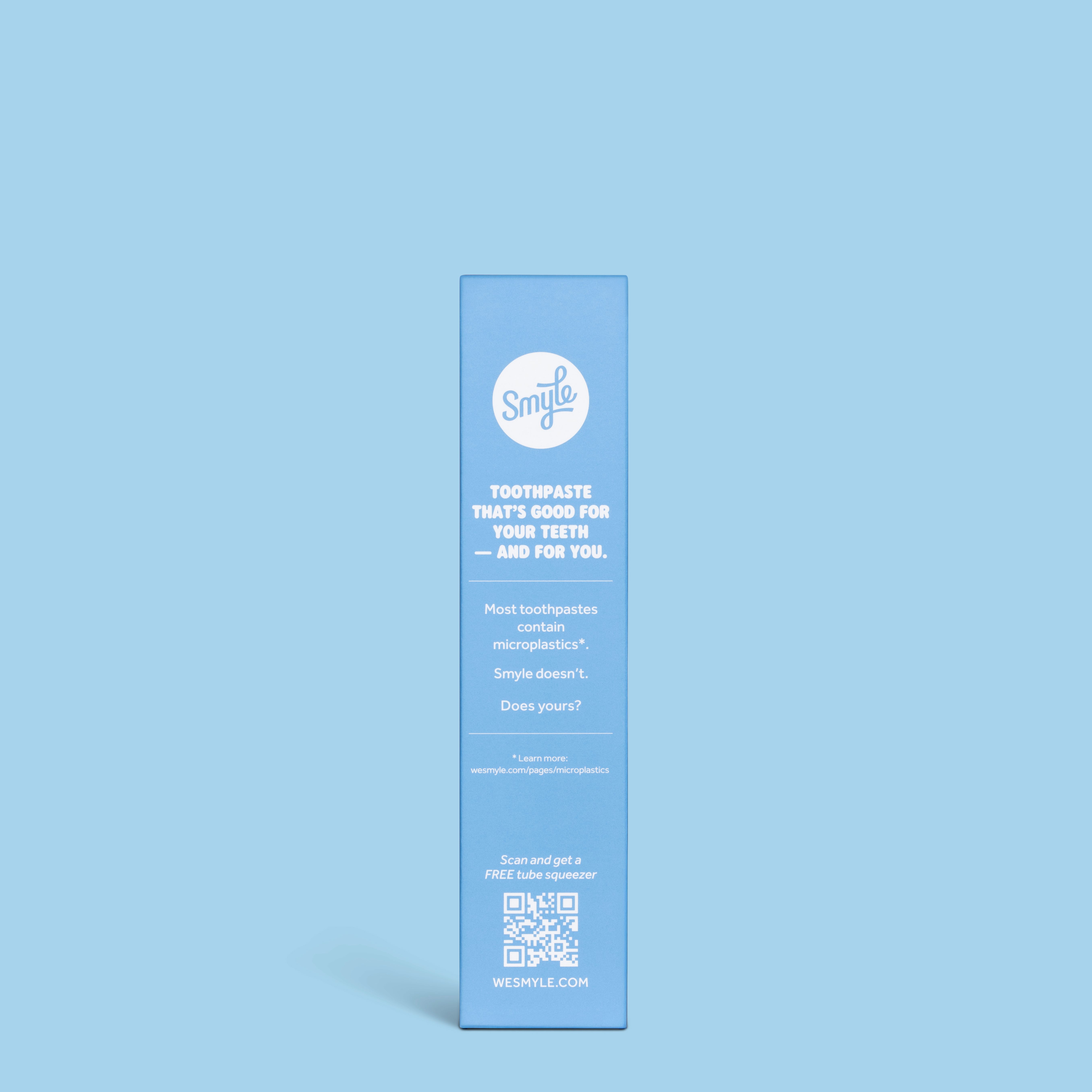Hellblaue Verpackung mit Text. Enthält Informationen über Zahnpasta und QR-Code.